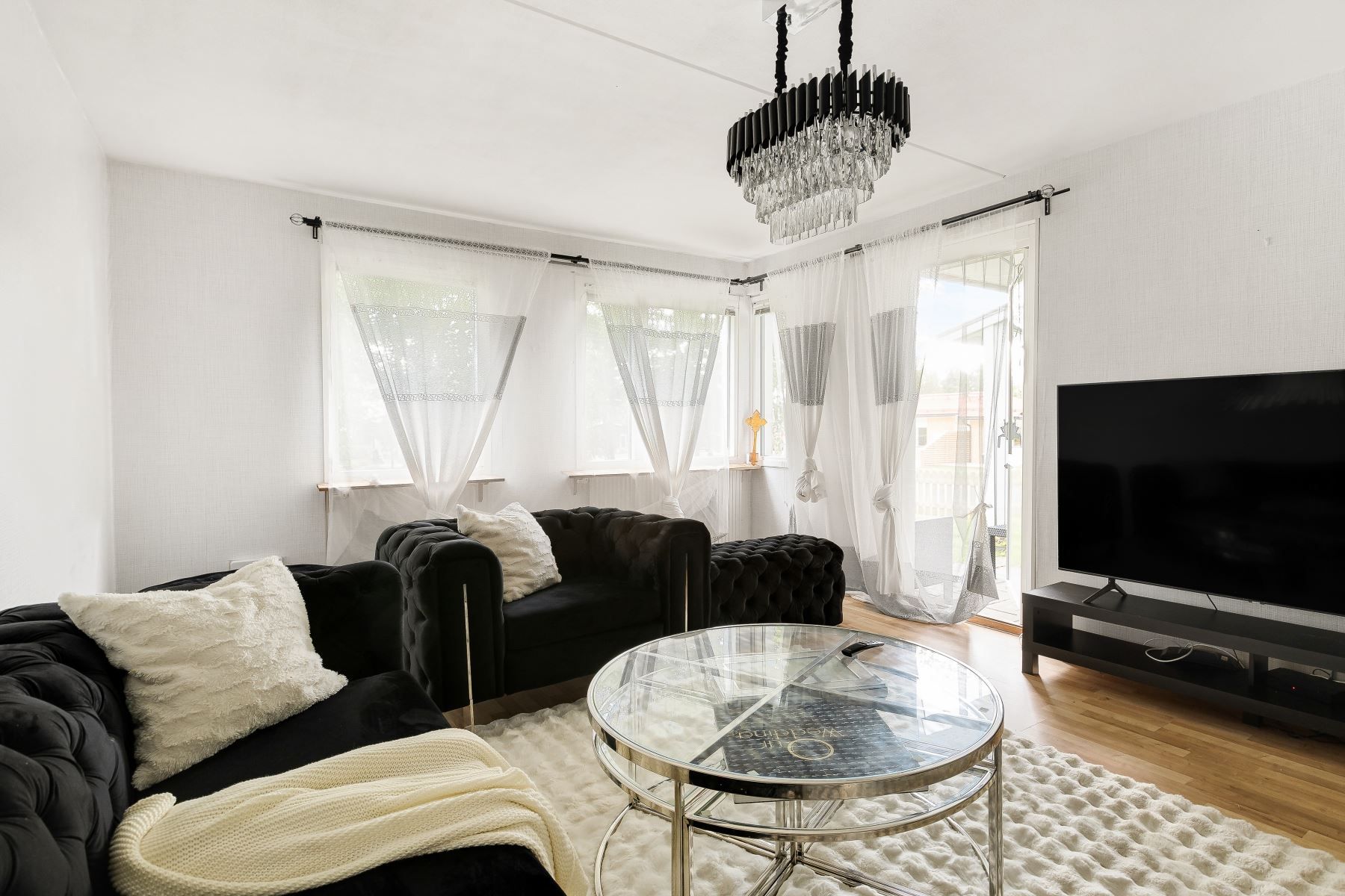 Vardagsrummet har utgång till uteplatsen på baksidan