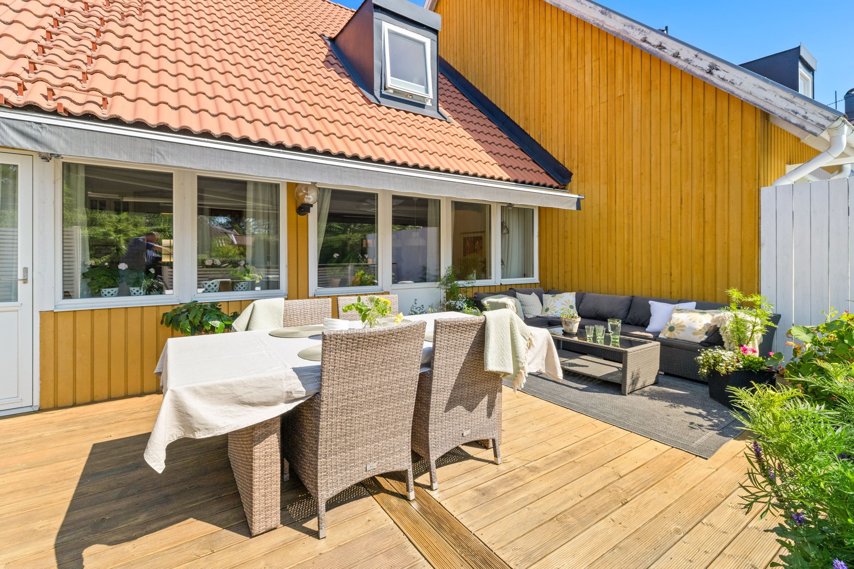 Trädäckad altan i söderläge