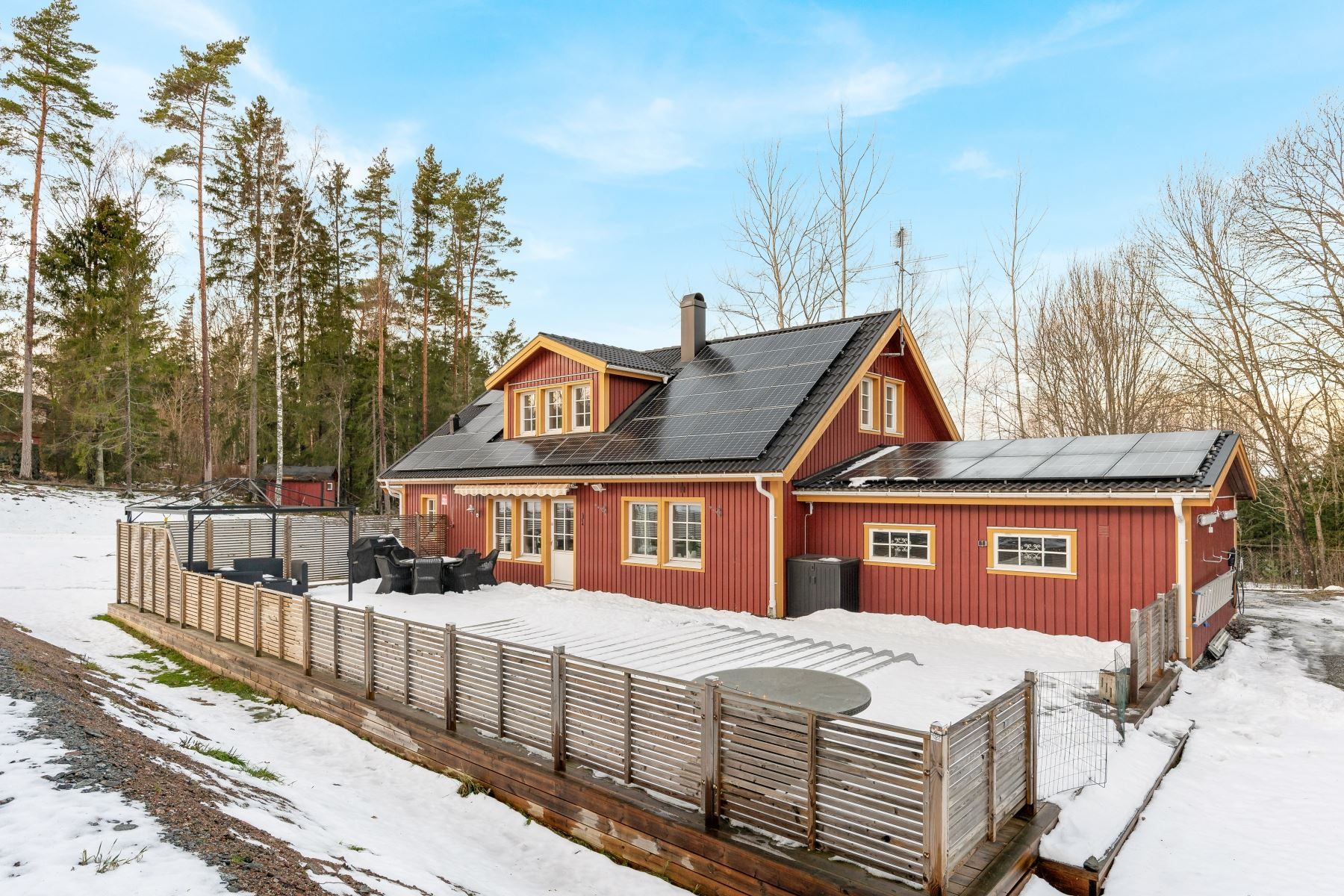 Baksida med trädäckad altan & pool