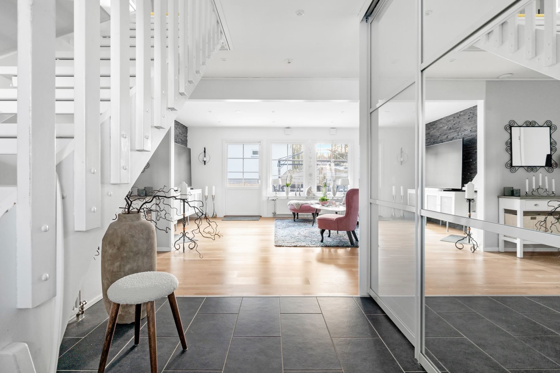 Entréhall mot vardagsrum