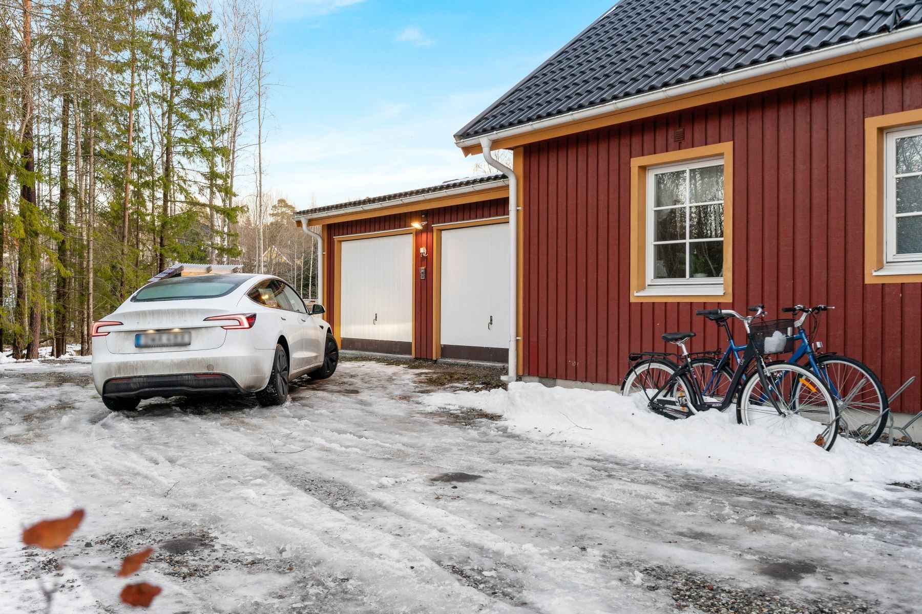 Framsida med dubbelgarage
