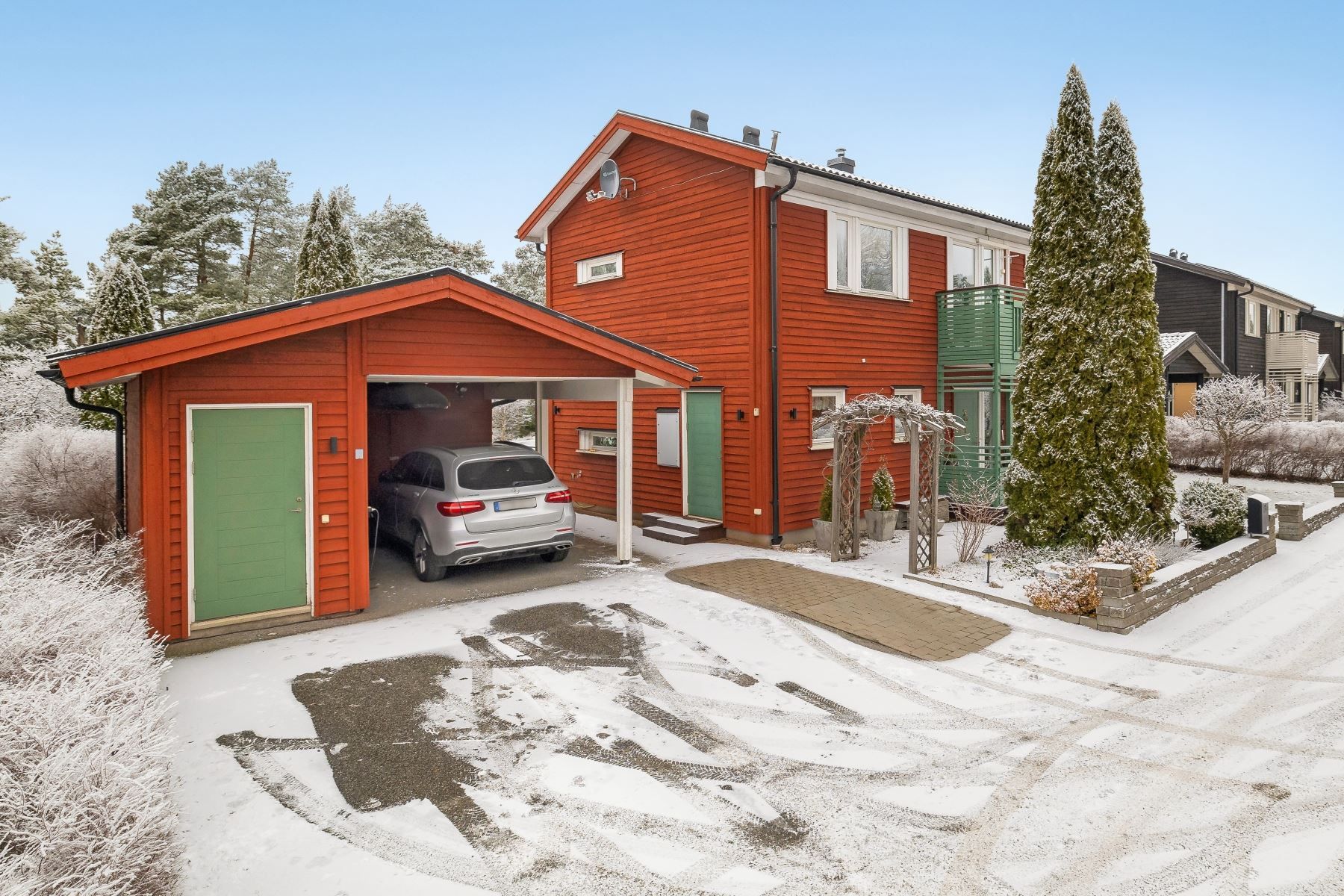 Entrésida med carport