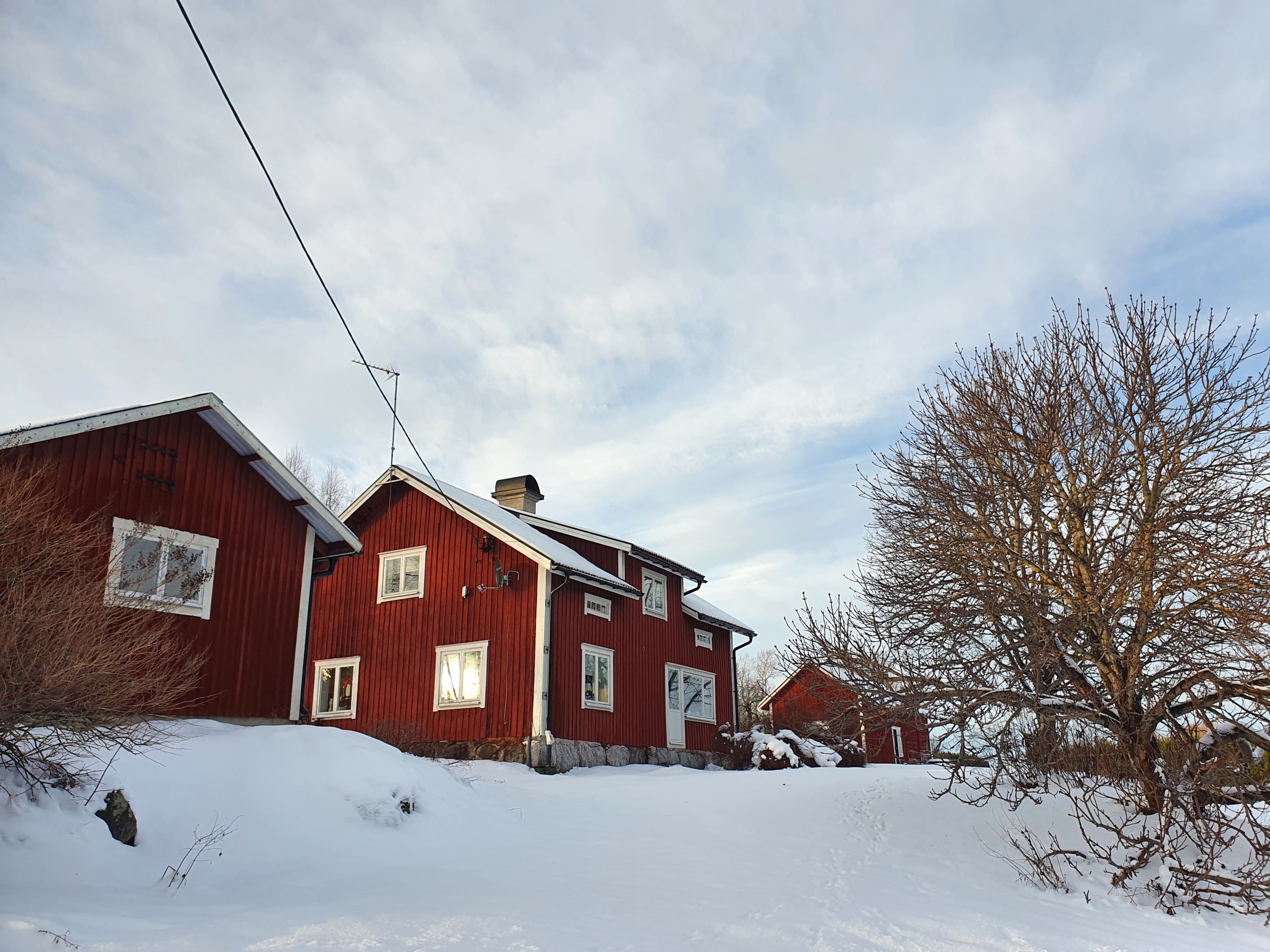 Vinterbild fasad från bäcken