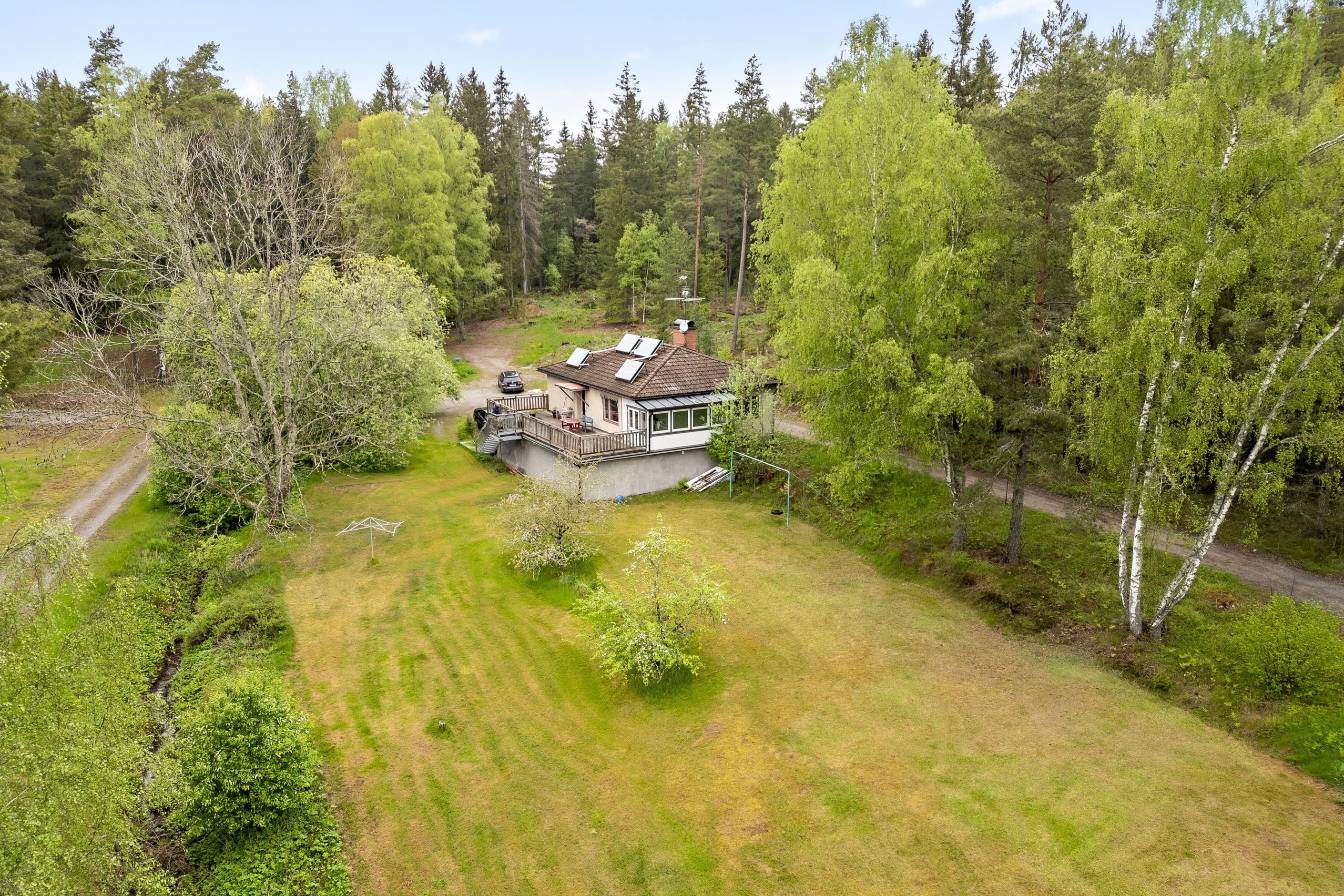 Huvudbyggnad & stor trädgårdstomt