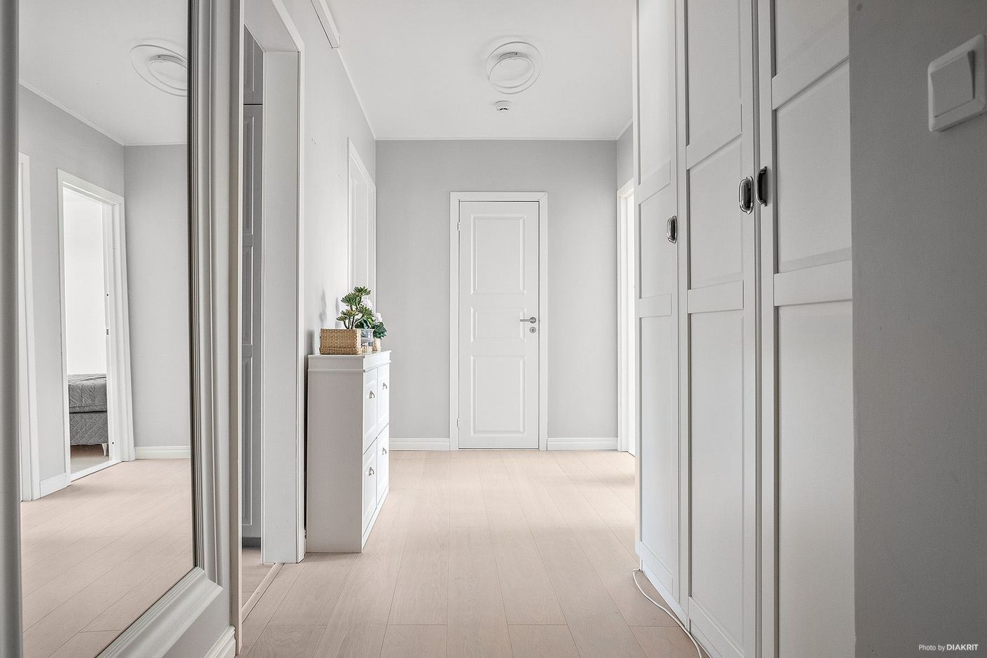 Hall med klädkammare och garderober