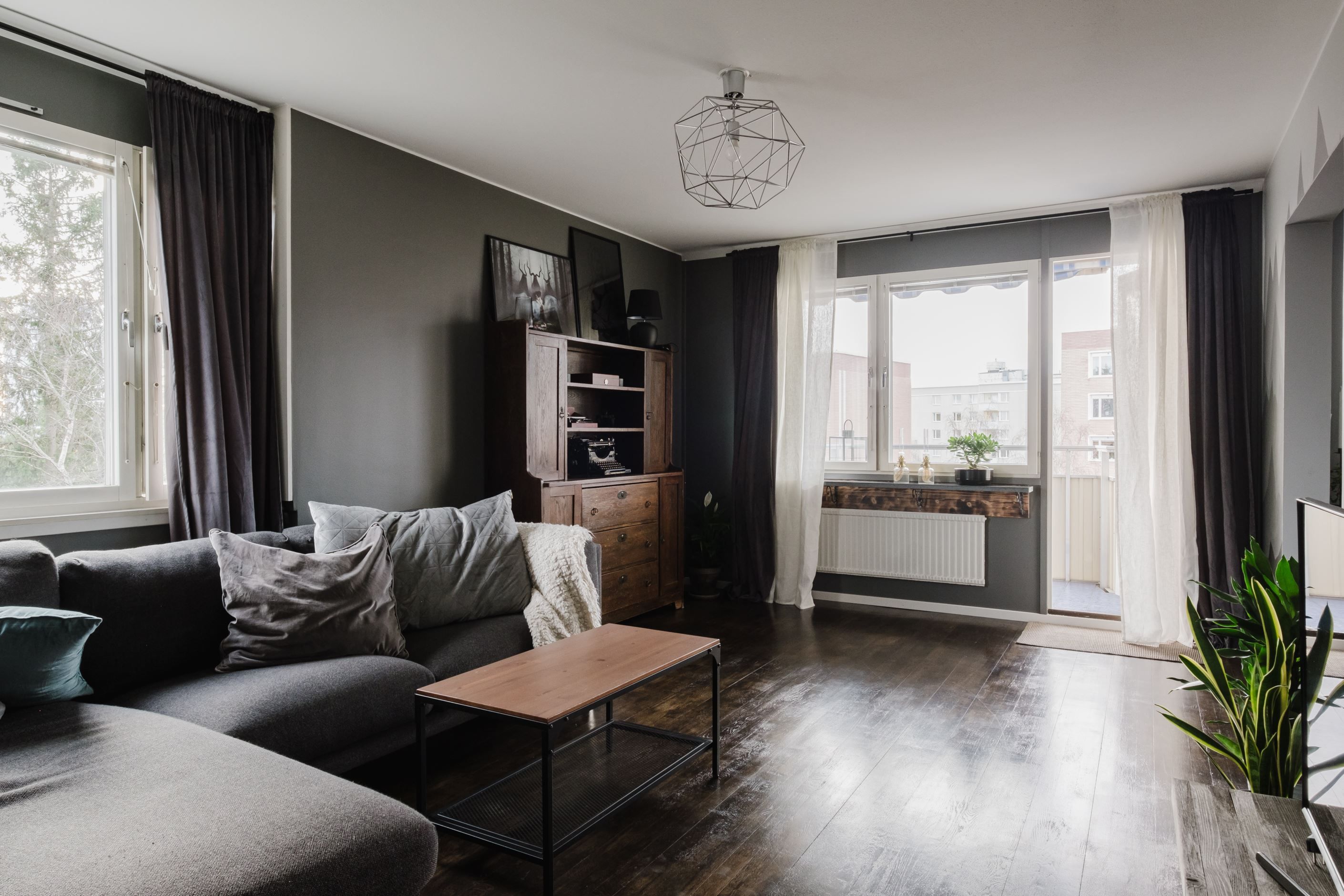 Stort och ljust vardagsrum, gavelfönster