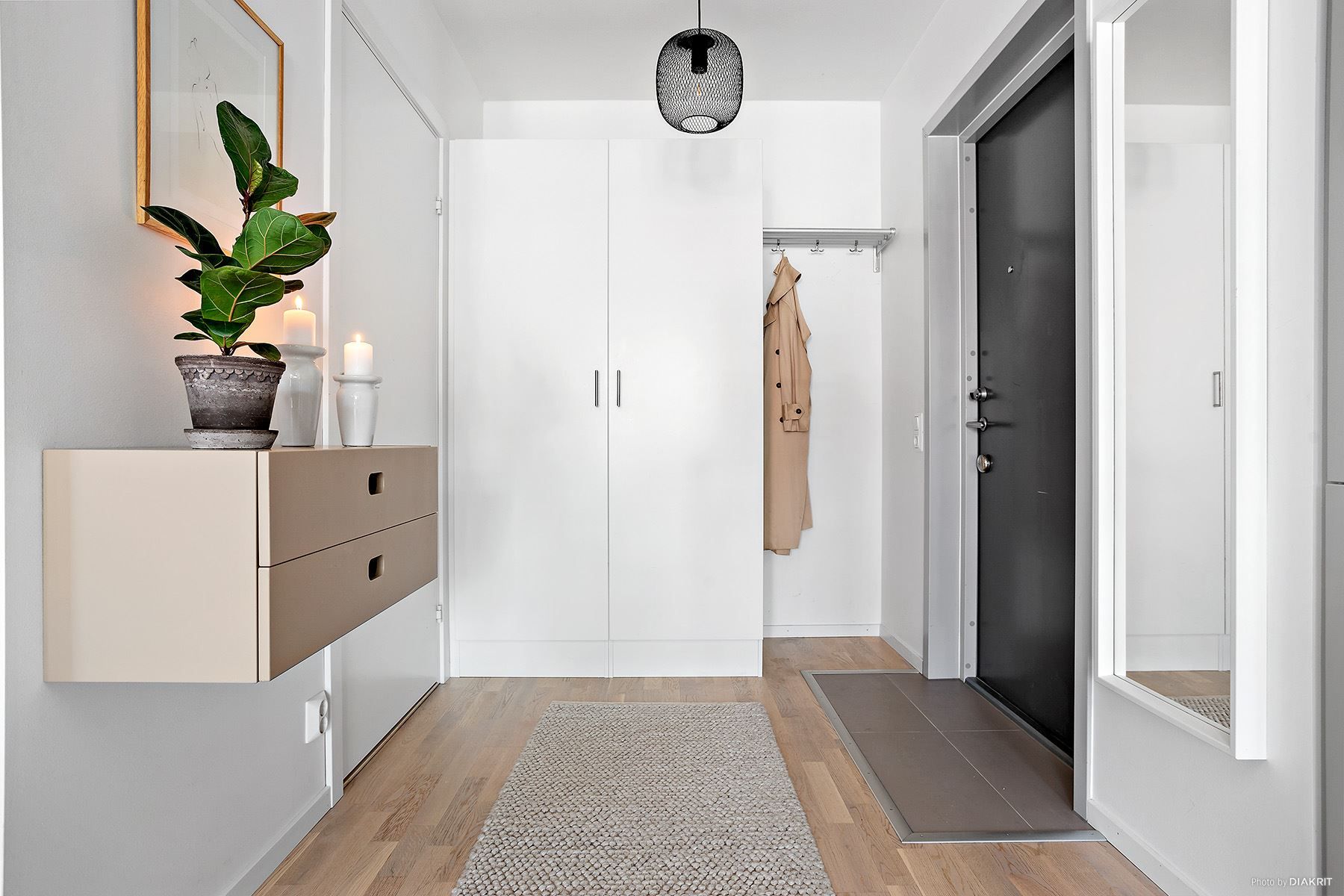 Hall med garderober och plats för avhängning