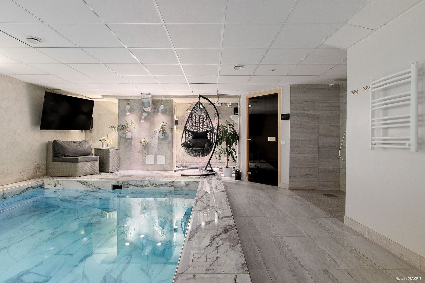 Poolområde i källare med bastu och duschar