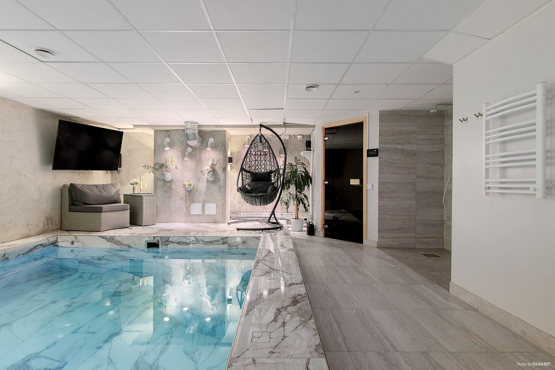 Poolområde i källare med bastu och duschar