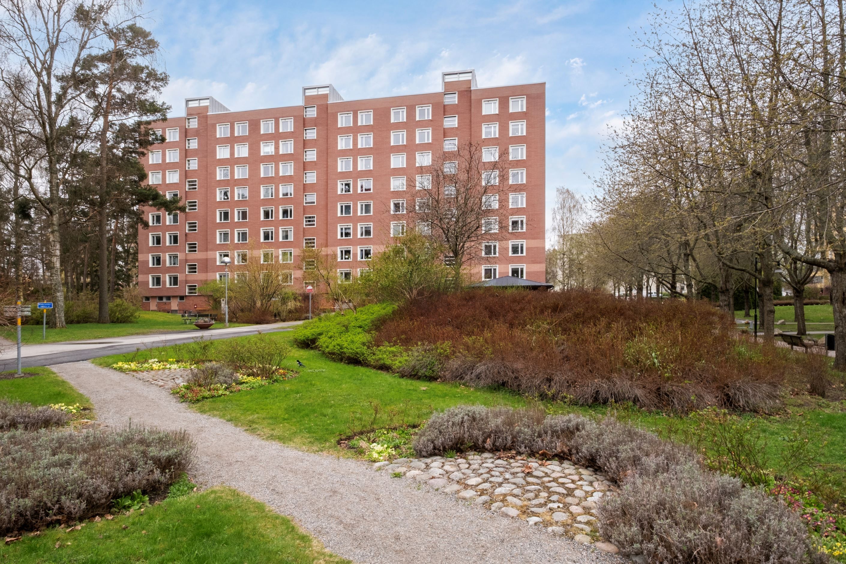 Lummiga innergårdar som grönskar under vår och sommar