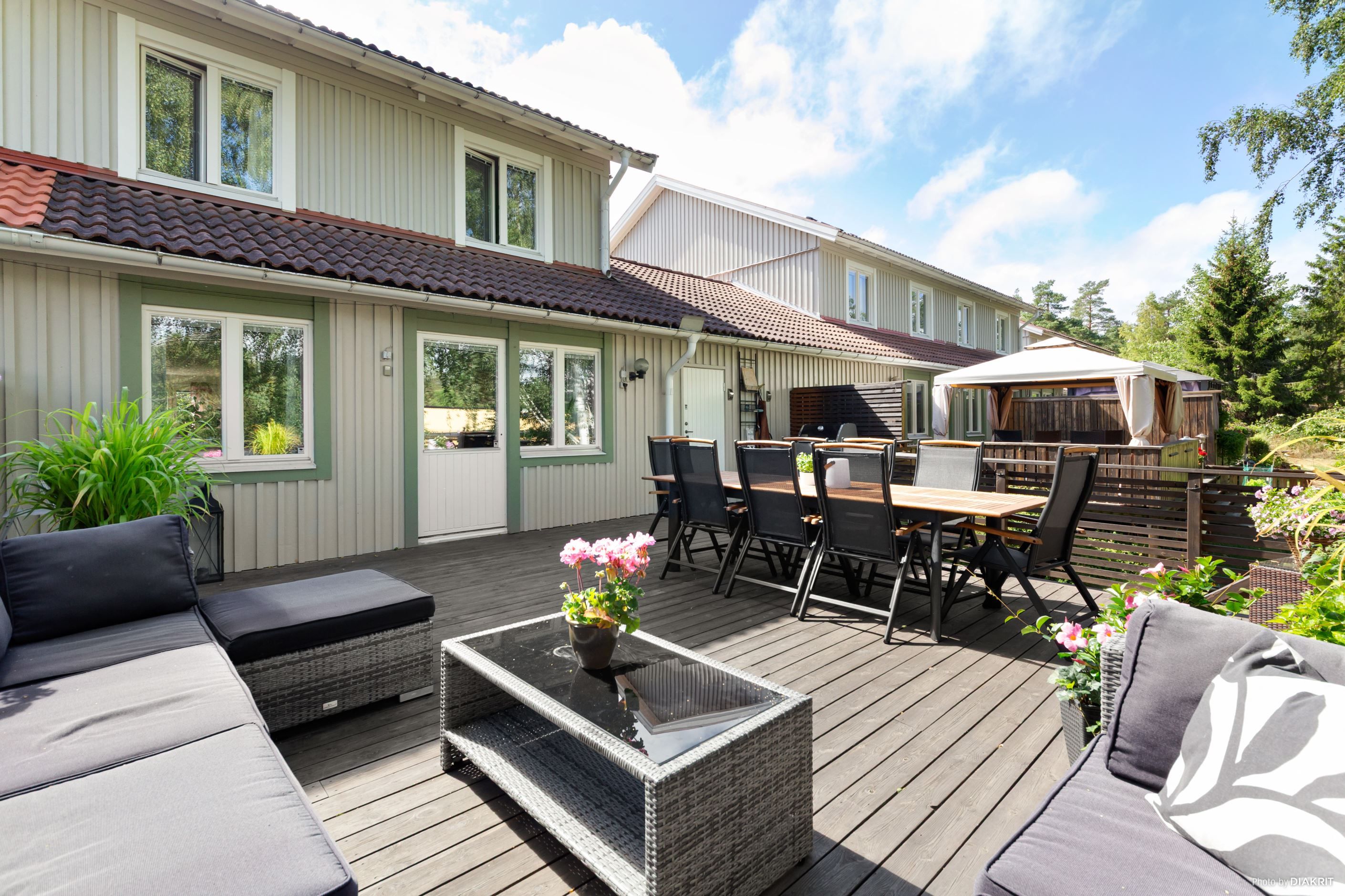 Stor uteplats med både morgon och kvällssol på baksida av huset