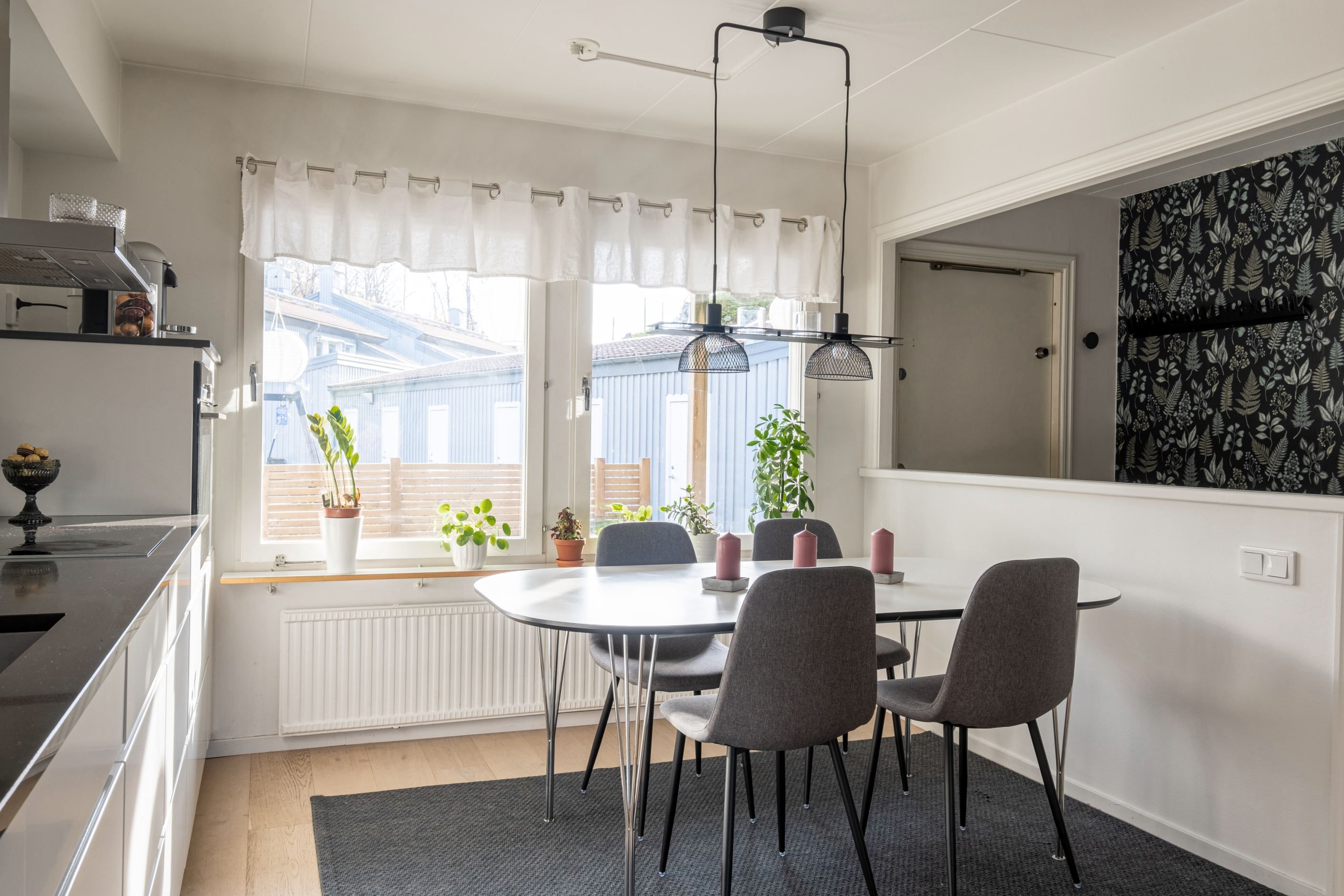 Kök med gott om plats för matgrupp
