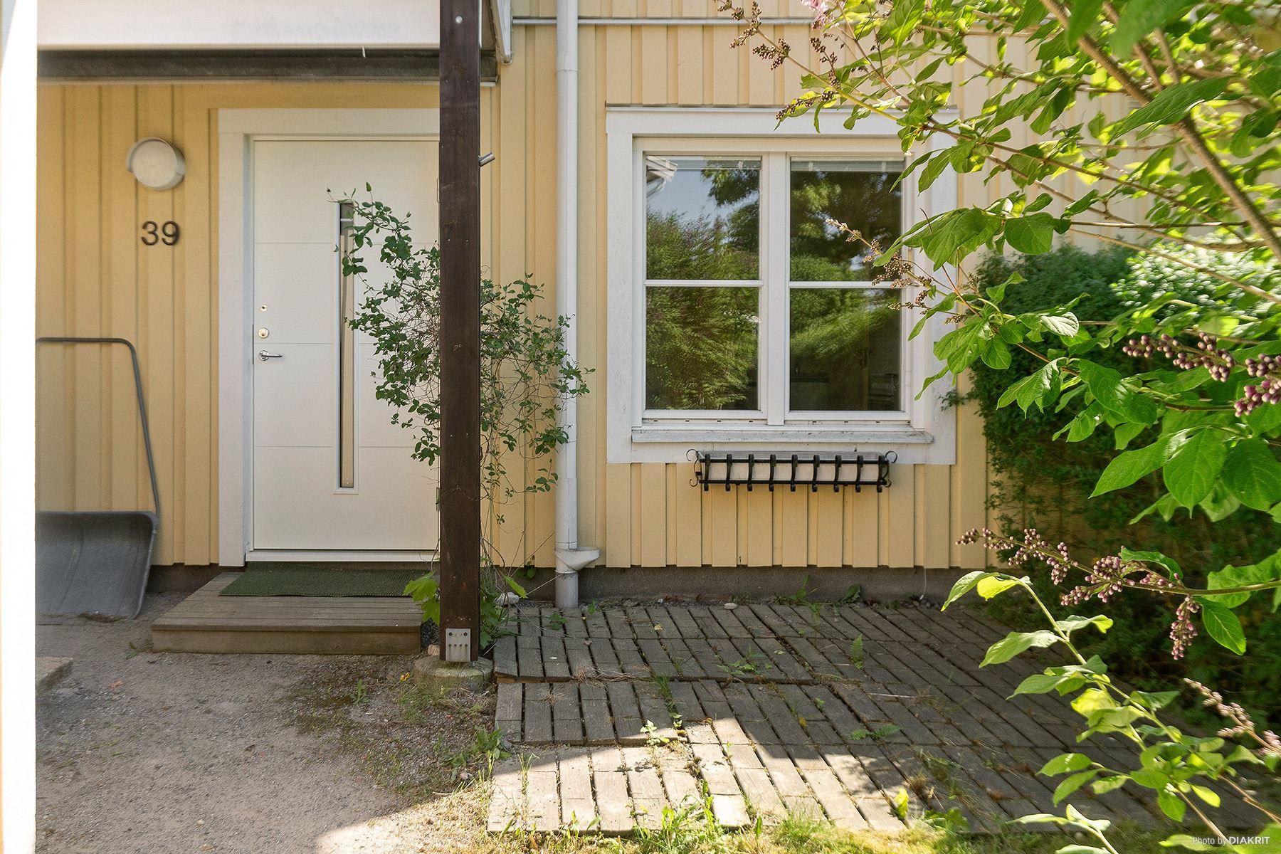 Uteplats vid lägenhetens entré