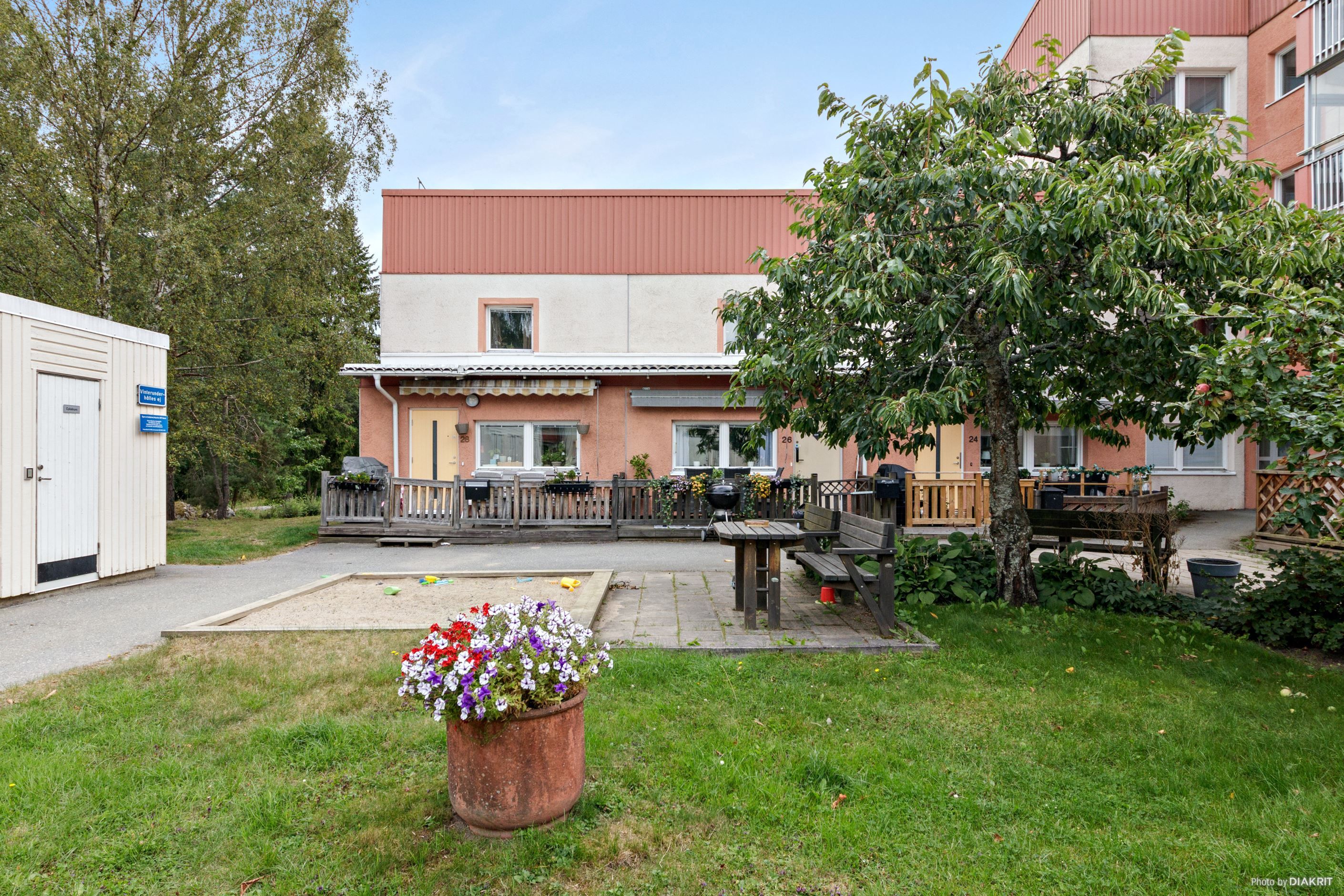 Entrésida mot innergård