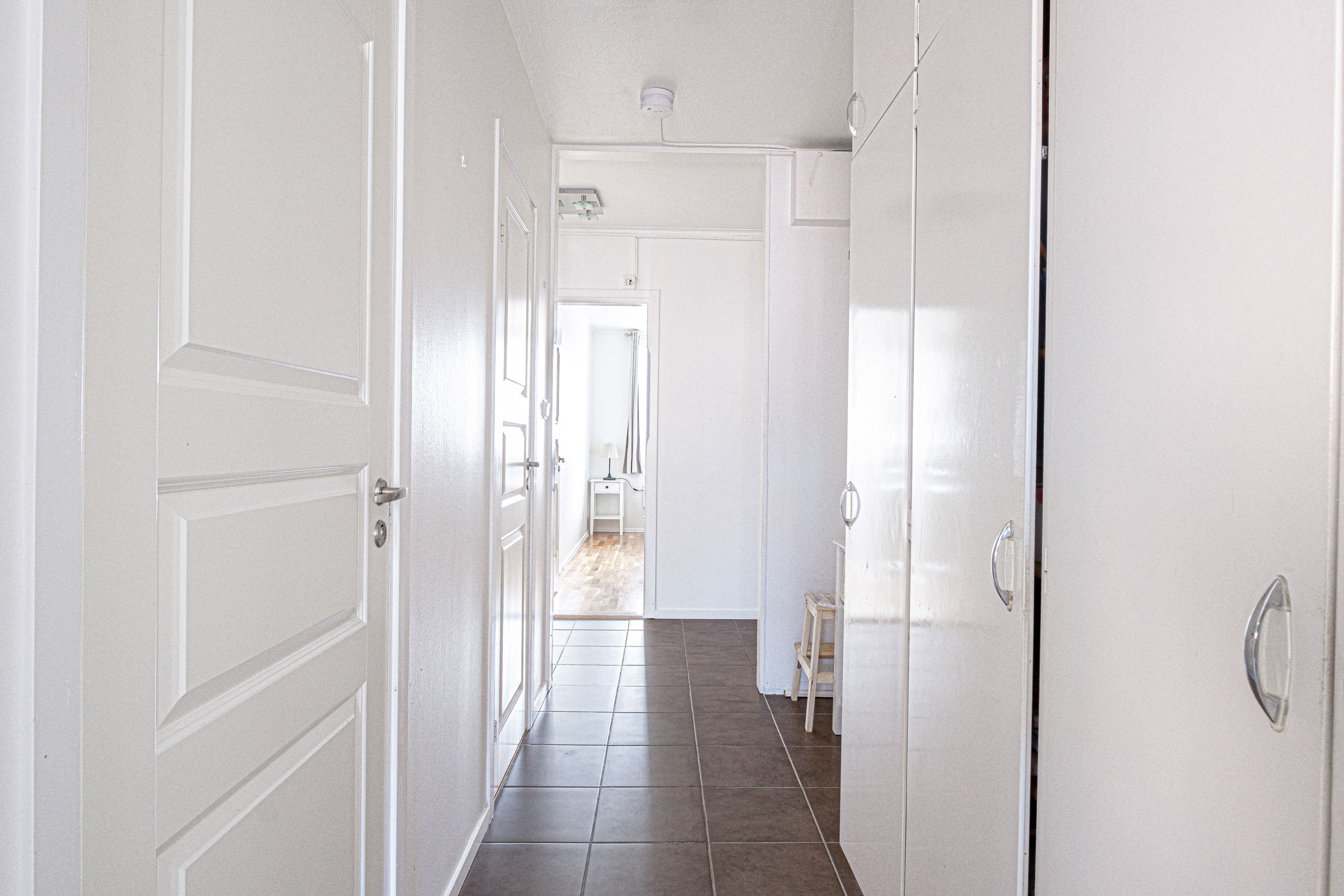 Hall utanför badrum med garderober