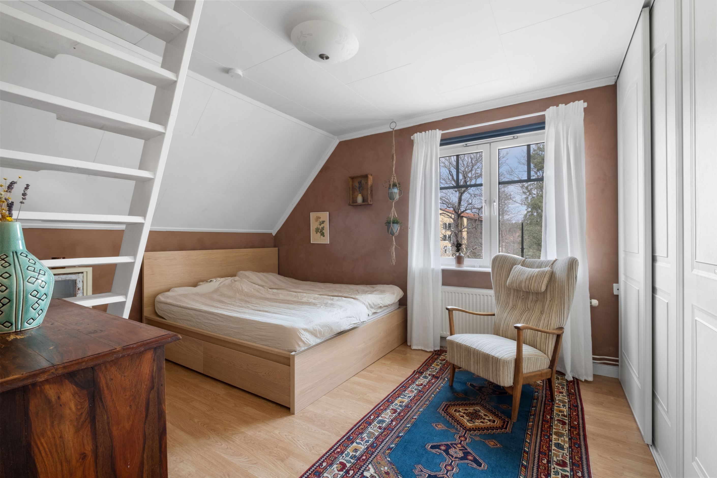 Sovrum med separat sovloft och klädkammare