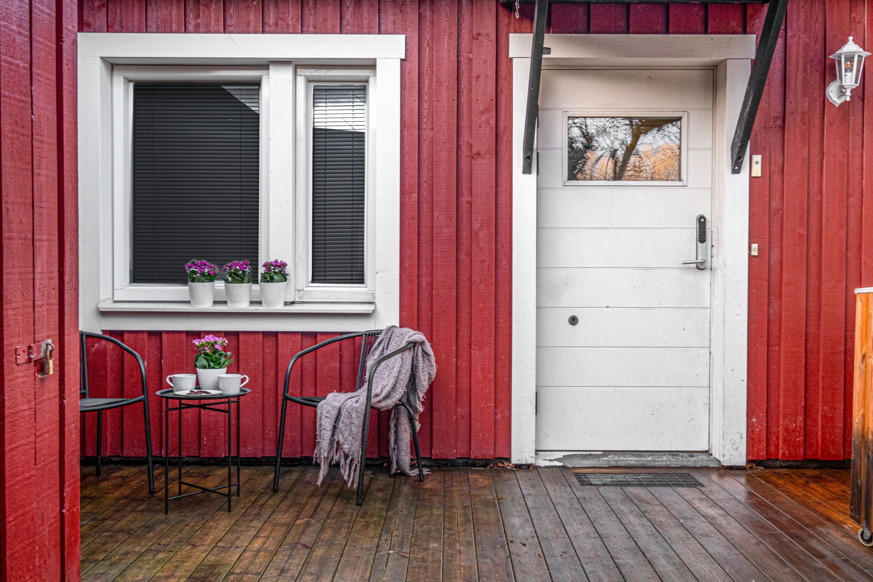 Altan med gott om plats för möblemang efter önskemål och förråd