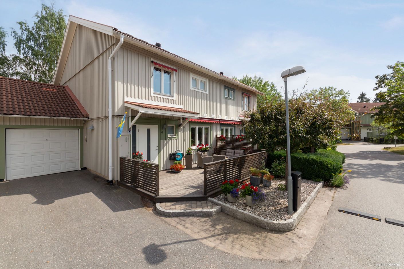 Uppfart med garage vid huset