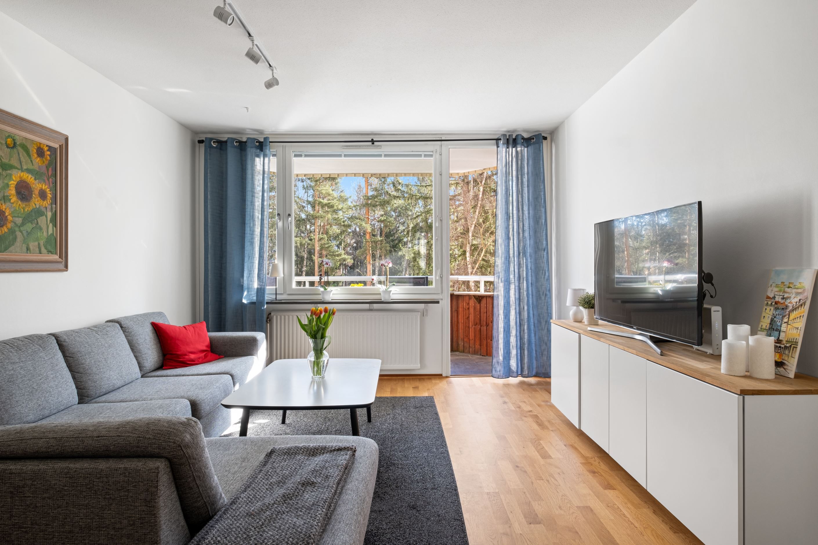 Trivsamt vardagsrum med utgång till bostadens balkong