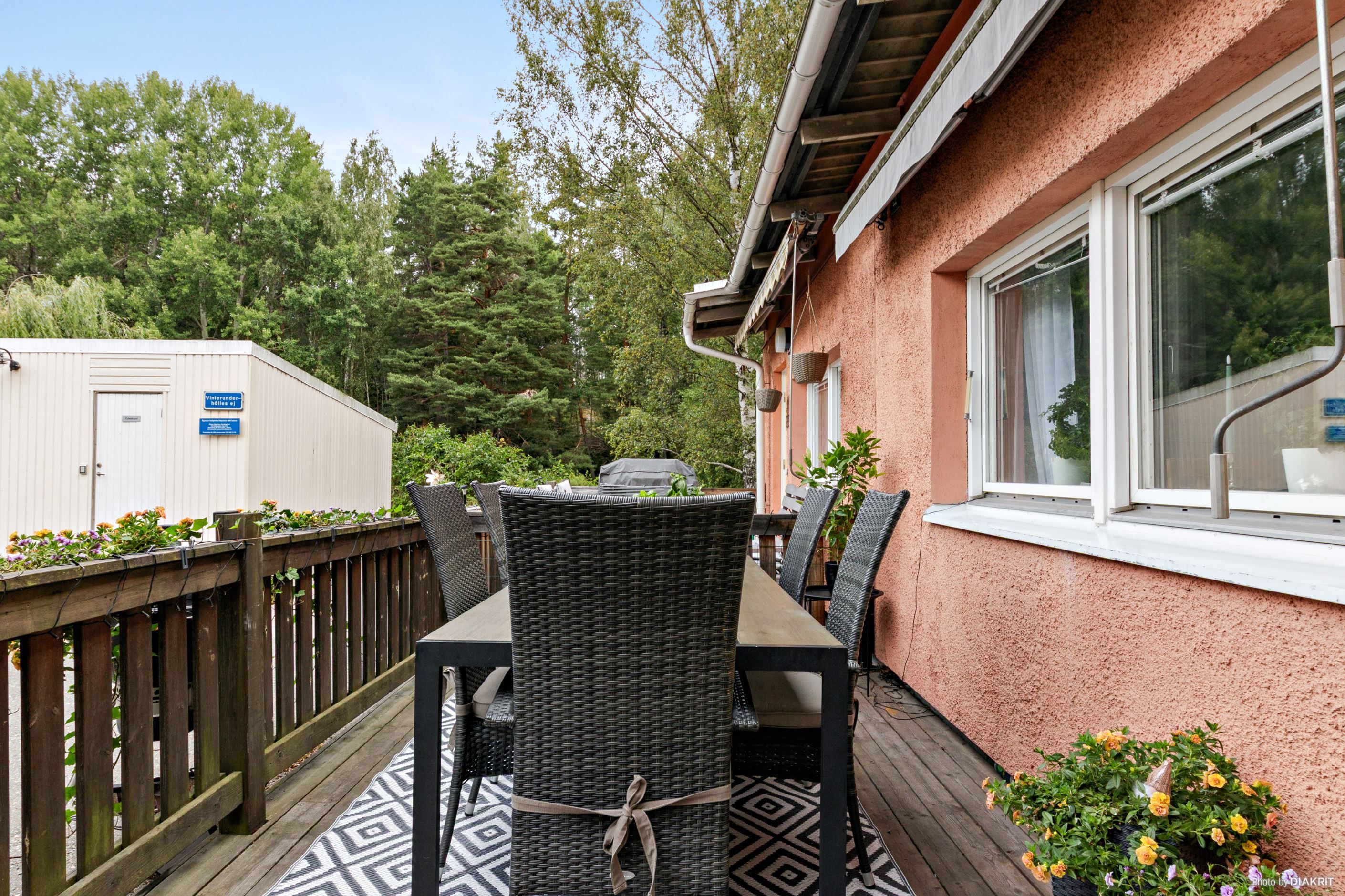 Uteplats/altan i anslutning till entré