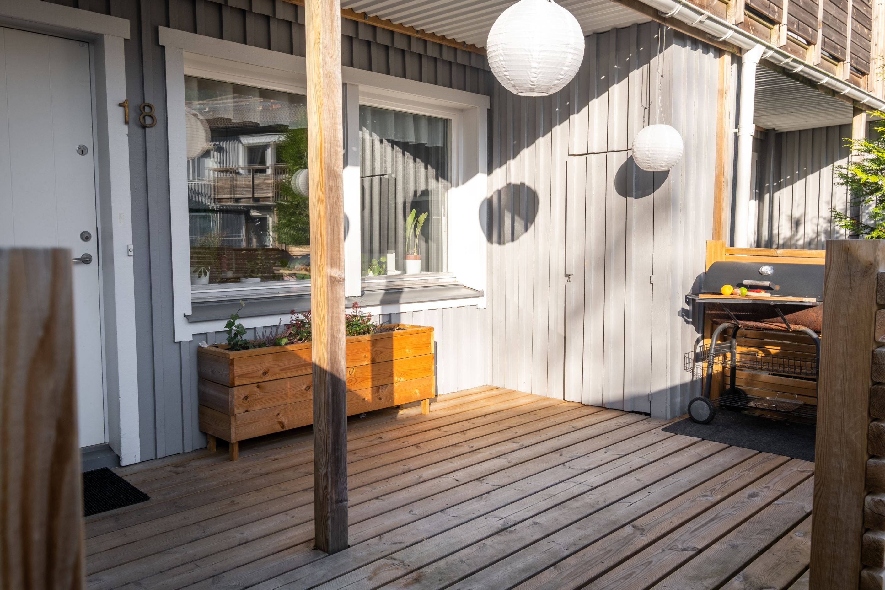 Trivsam uteplats vid entrén med söderläge