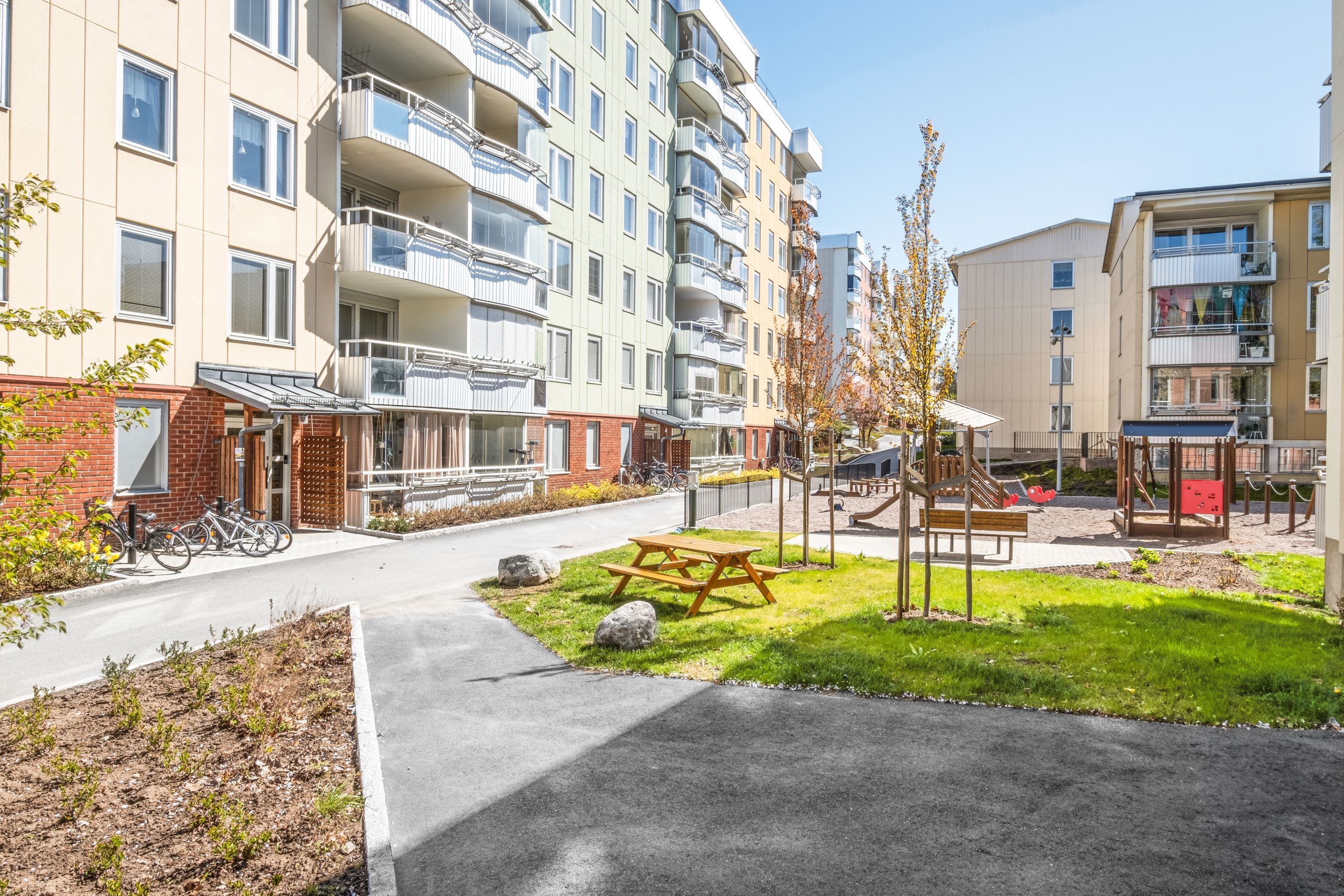 Flera lekplatser finns inom föreningens område