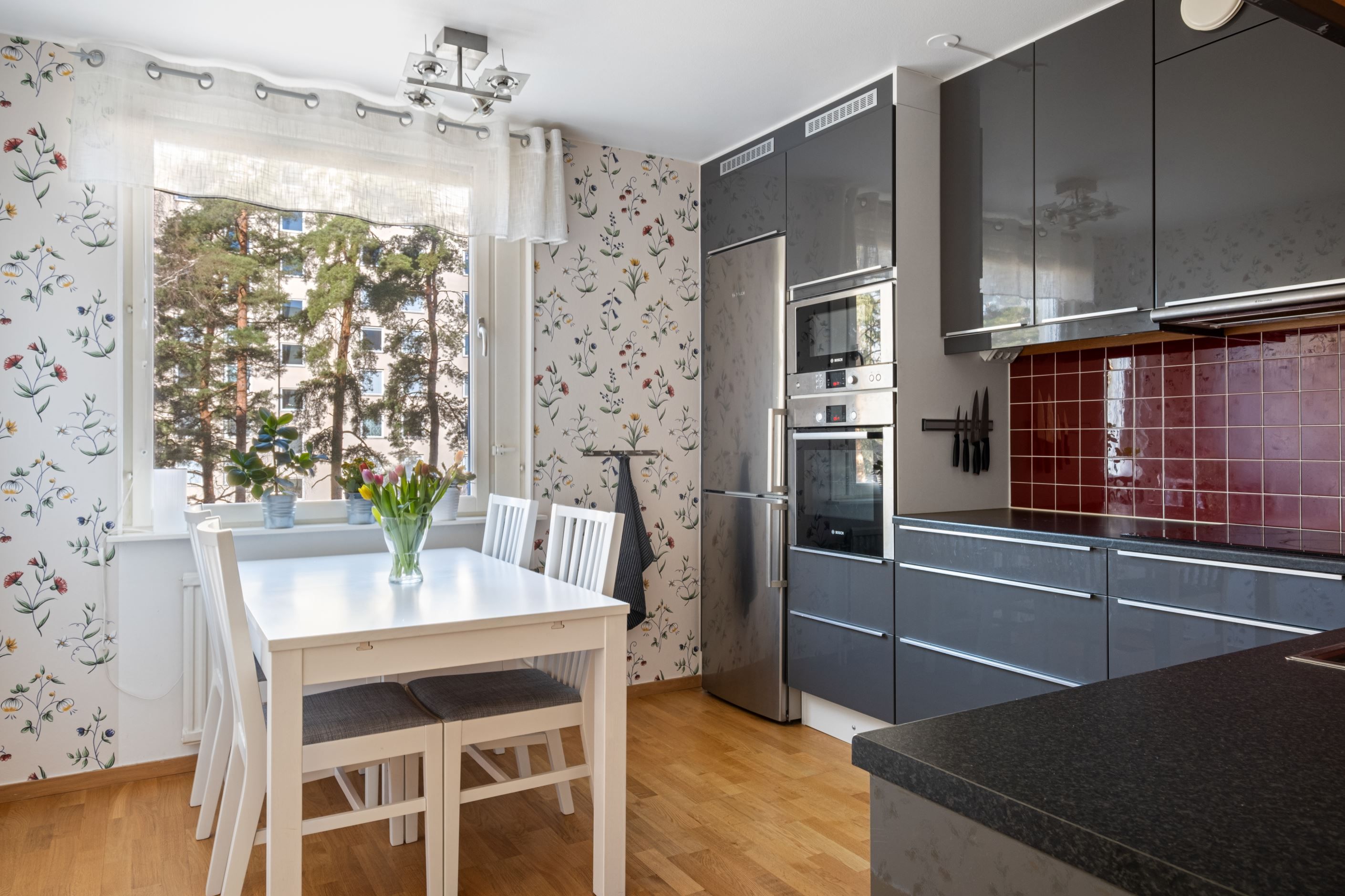 Stilrent kök med plats för matgrupp