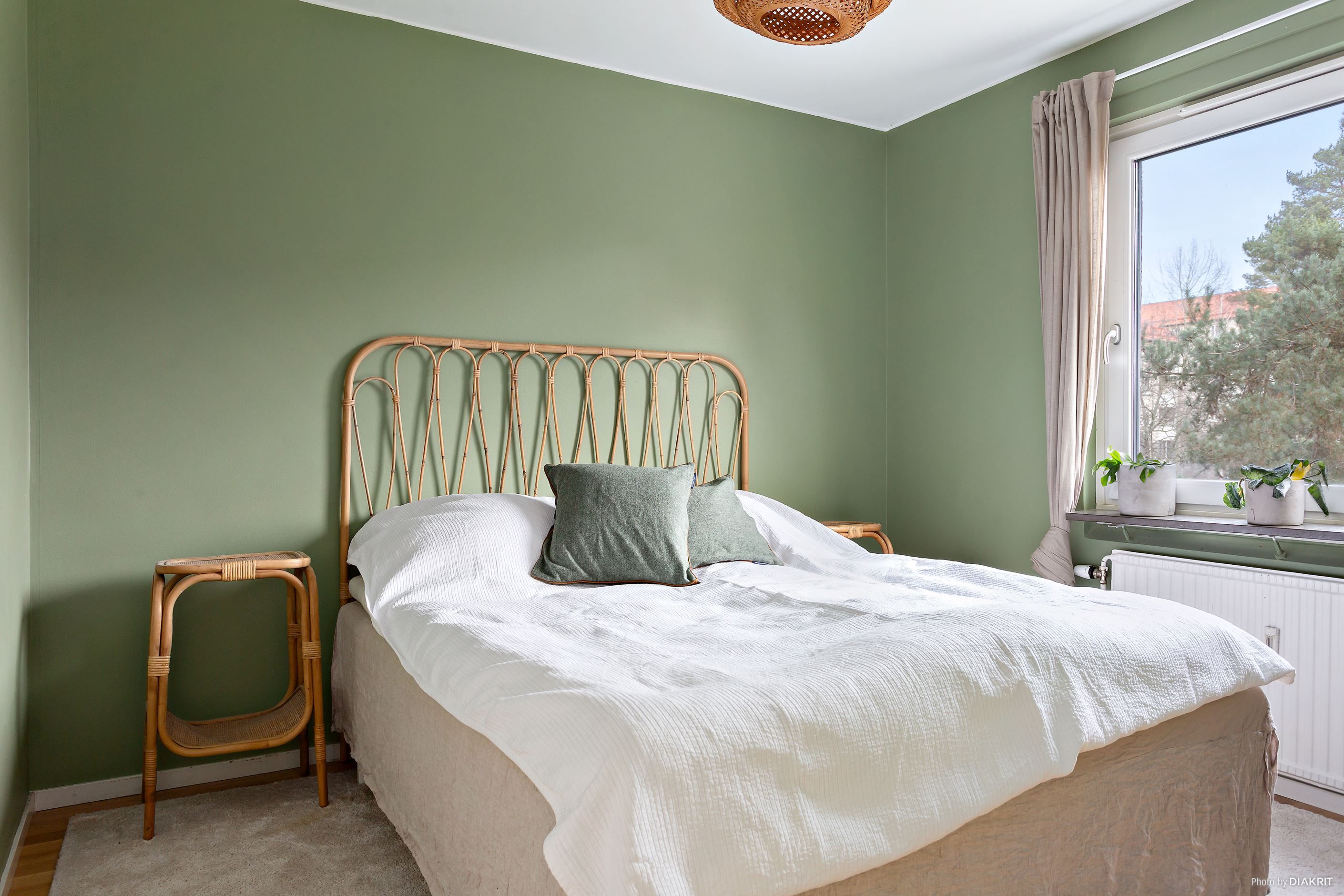 Sovrum (1) med gott om plats för dubbelsäng