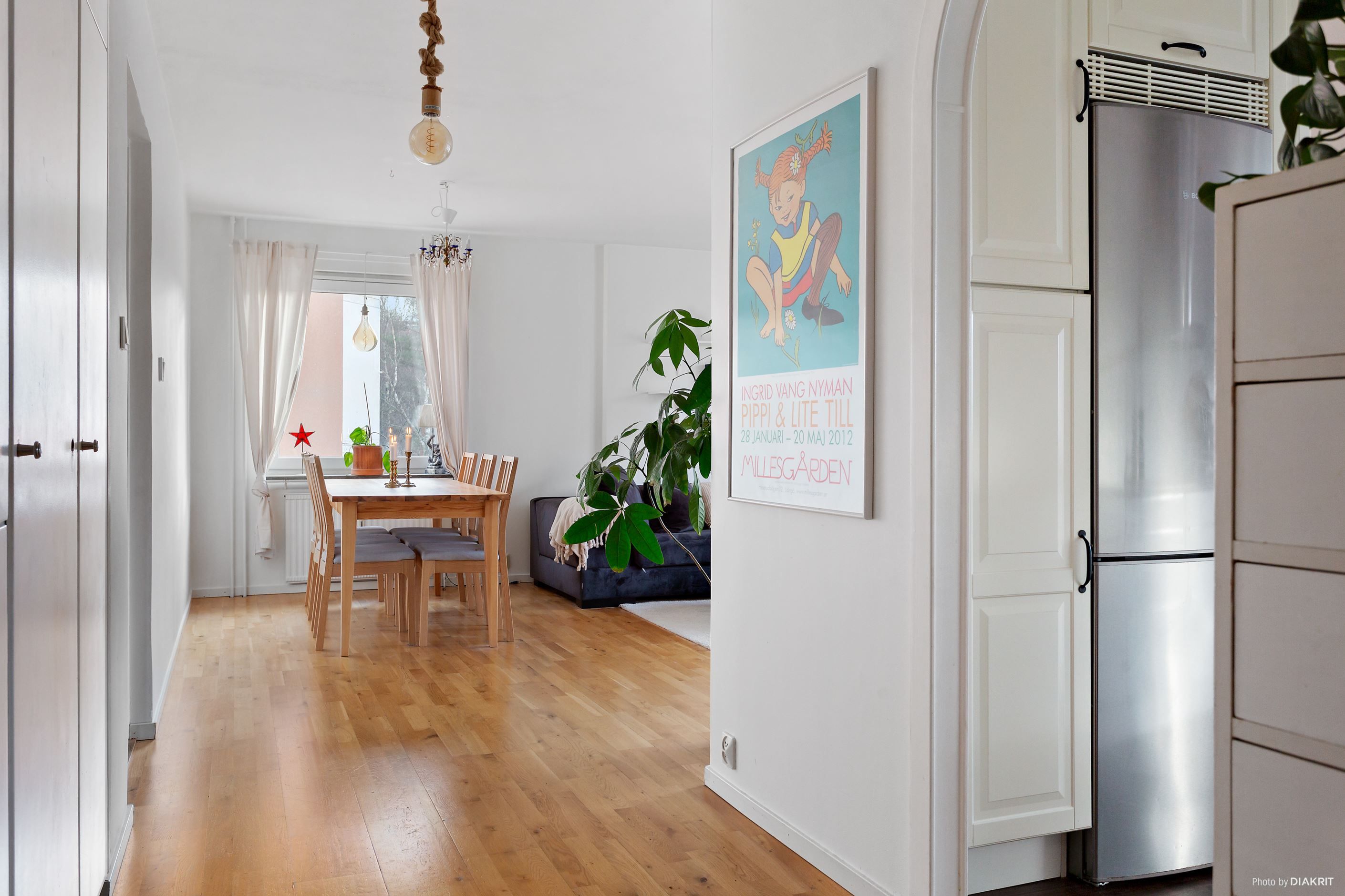 Vy från hall mot vardagsrum