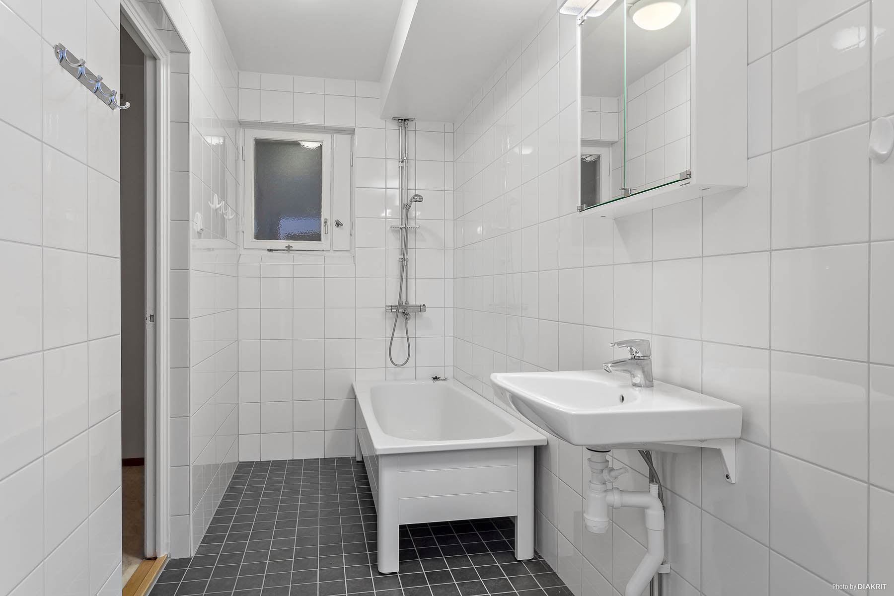 Elegant helkaklat badrum/wc