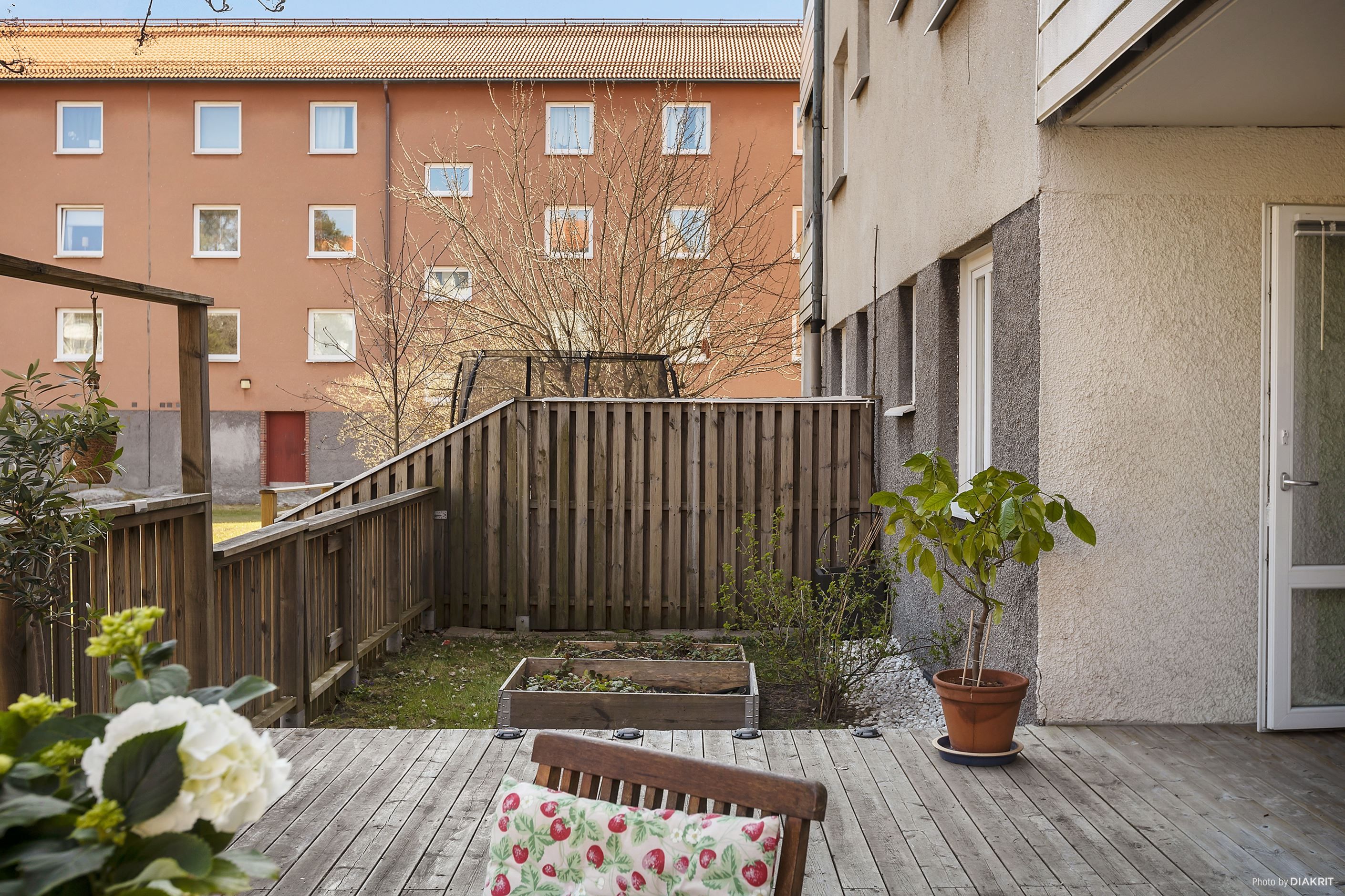 Stor uteplats mot grönskande innergård