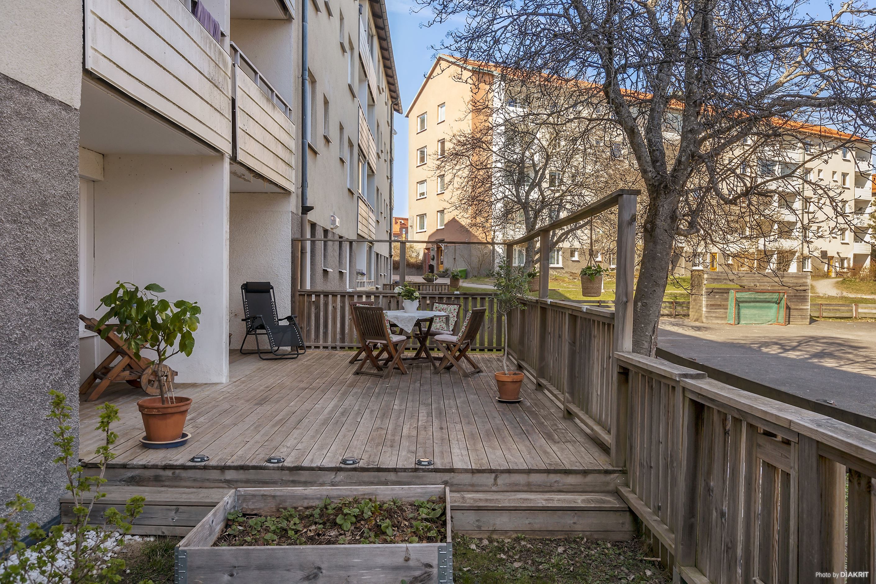 Stor uteplats mot grönskande innergård