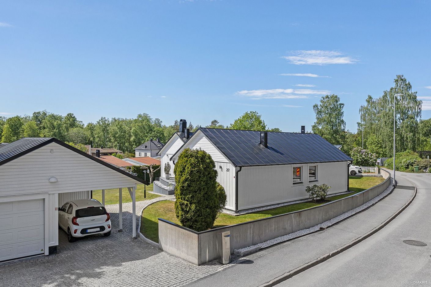 Stor uppfart med garage och carport