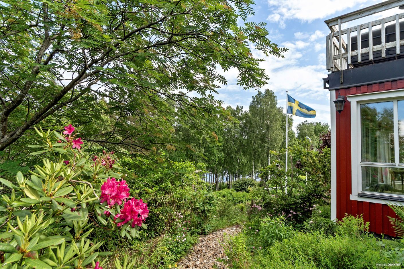 Grönskande tomt med sjöutsikt