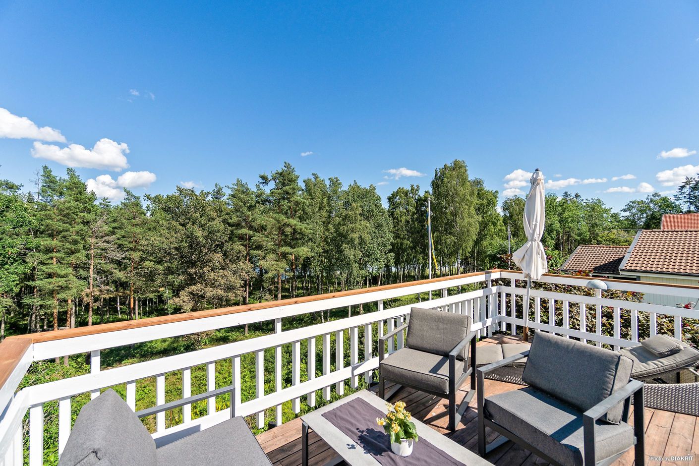 Rymlig takterrass/balkong med sjöutsikt