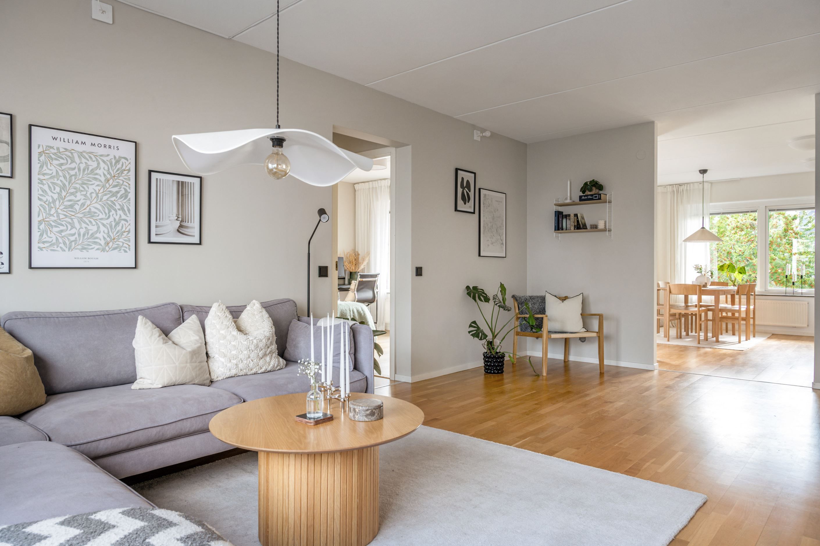 Luftig planlösning med stora fönster som släpper in bra med ljus