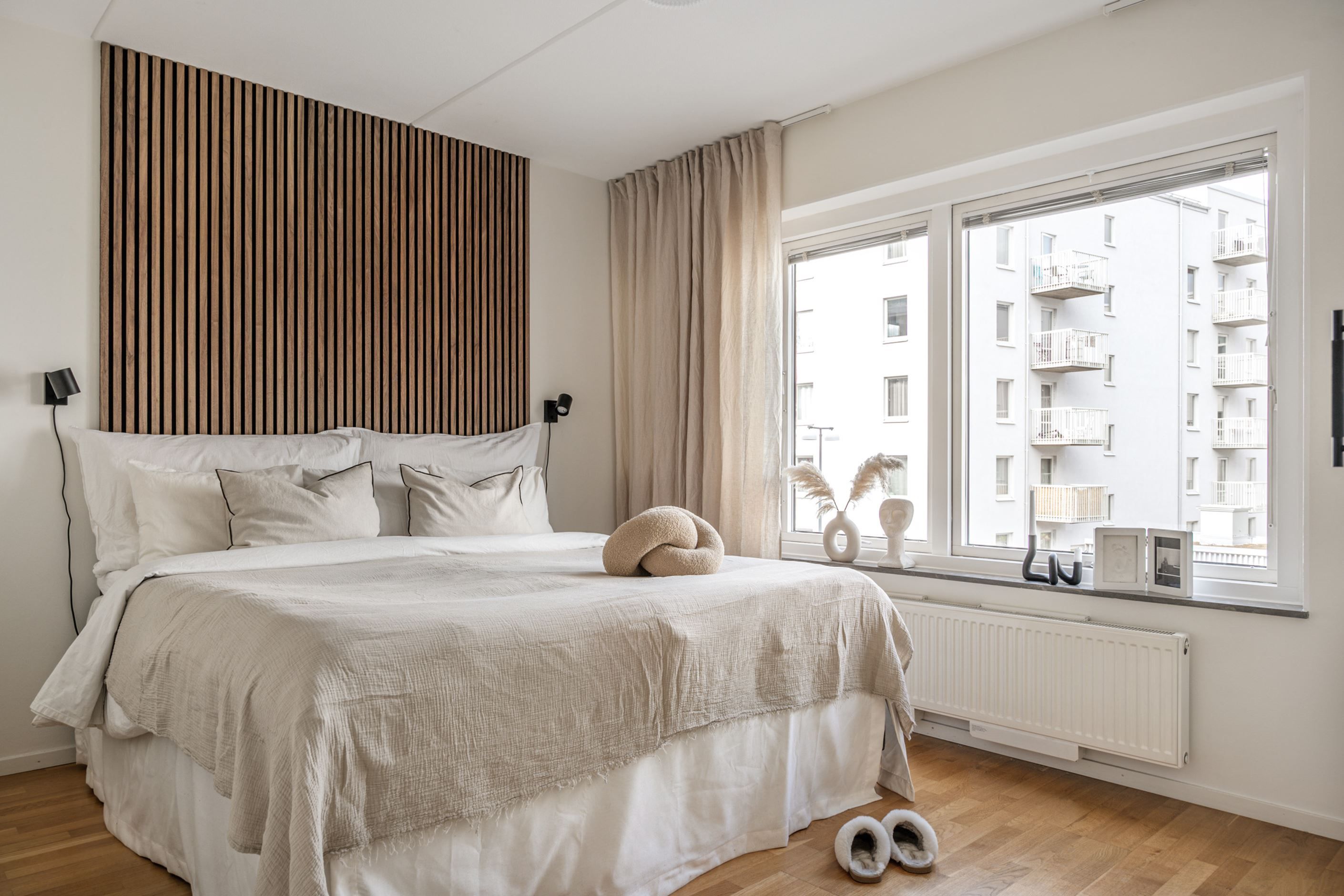 Sovrum 1 utgör master bedroom, här finns bra med förvaring i flera garderober