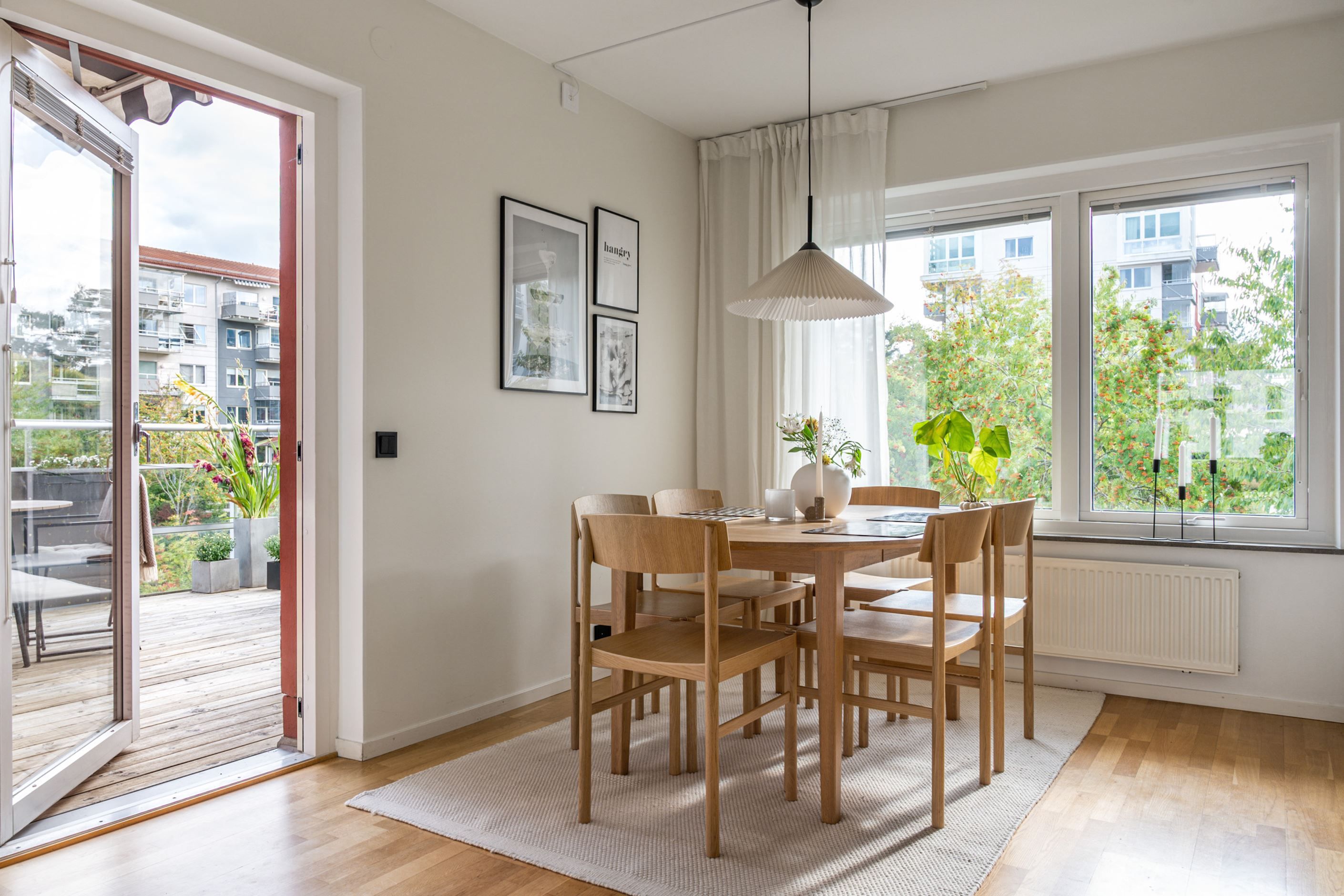 Rymlig matplats med utgång till terrassen