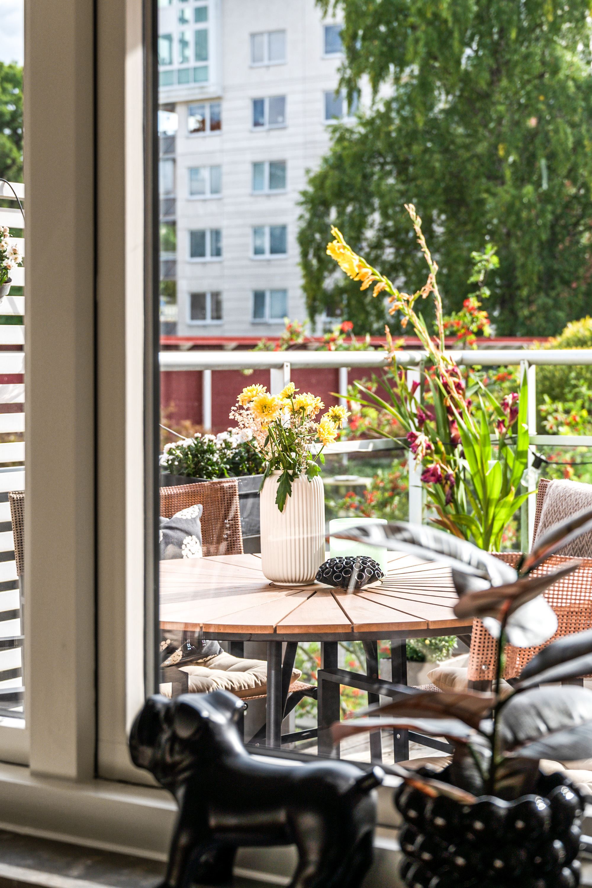 Från sovrum 2 ser man ut mot terrassen
