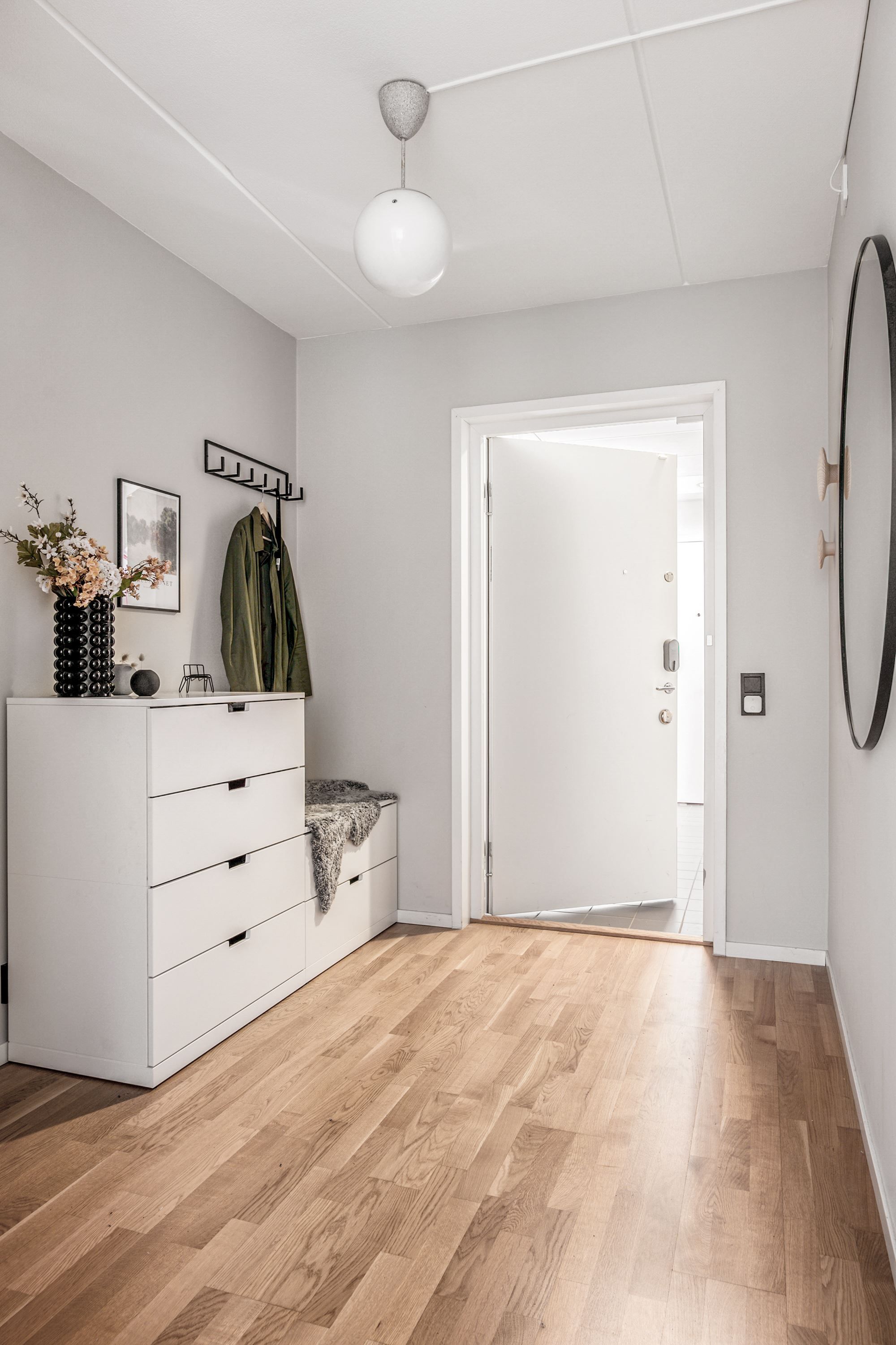 Rymlig hall med möblerbara ytor