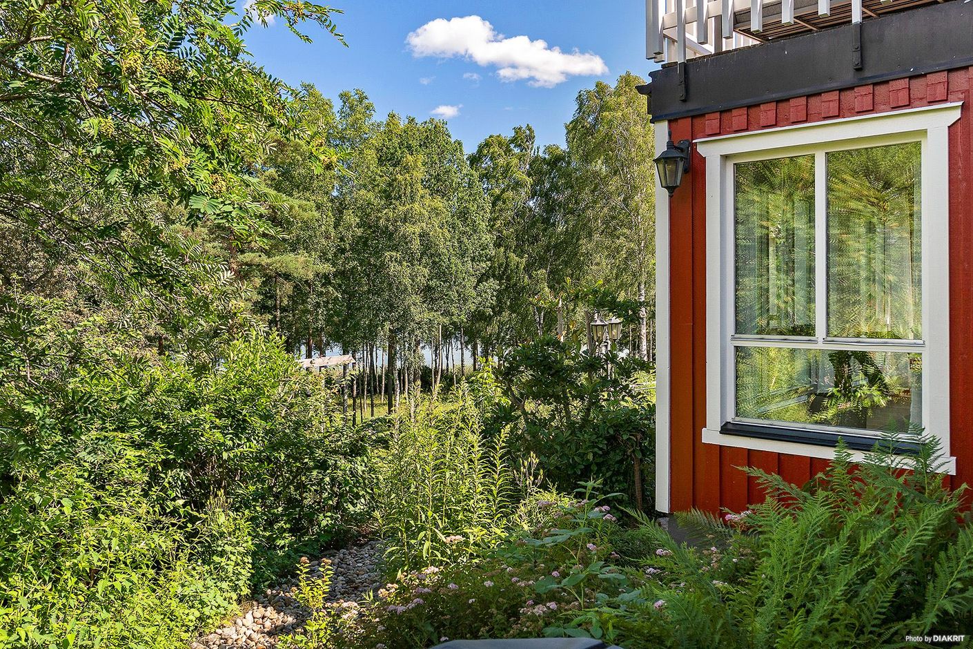 Grönskande tomt med sjöutsikt