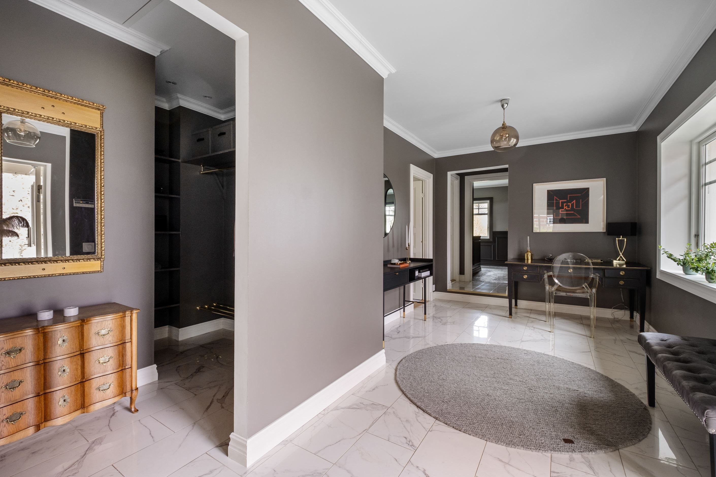 Hall med walk in closet