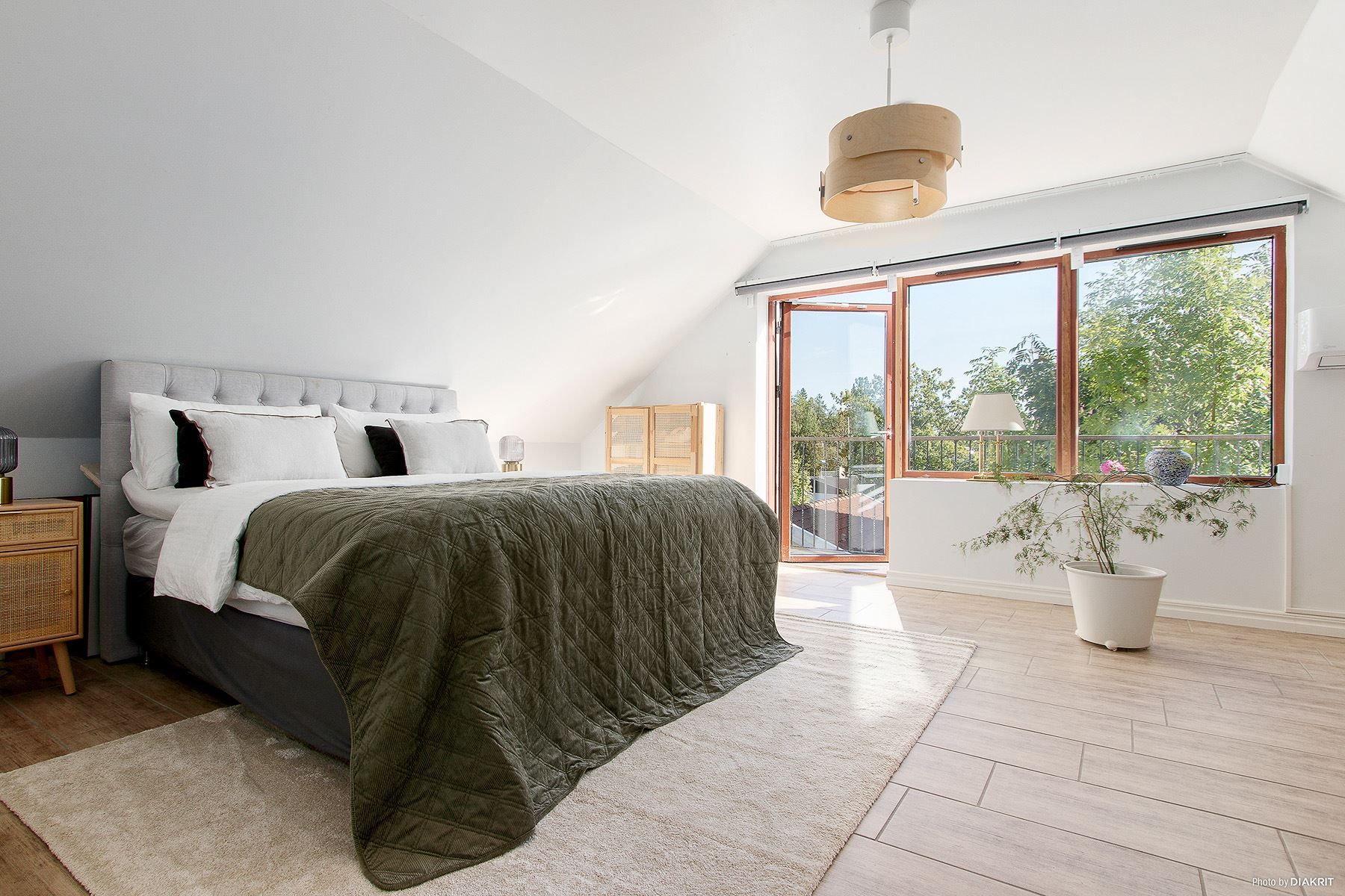 Sovrum (3) på övre plan, med egen balkong