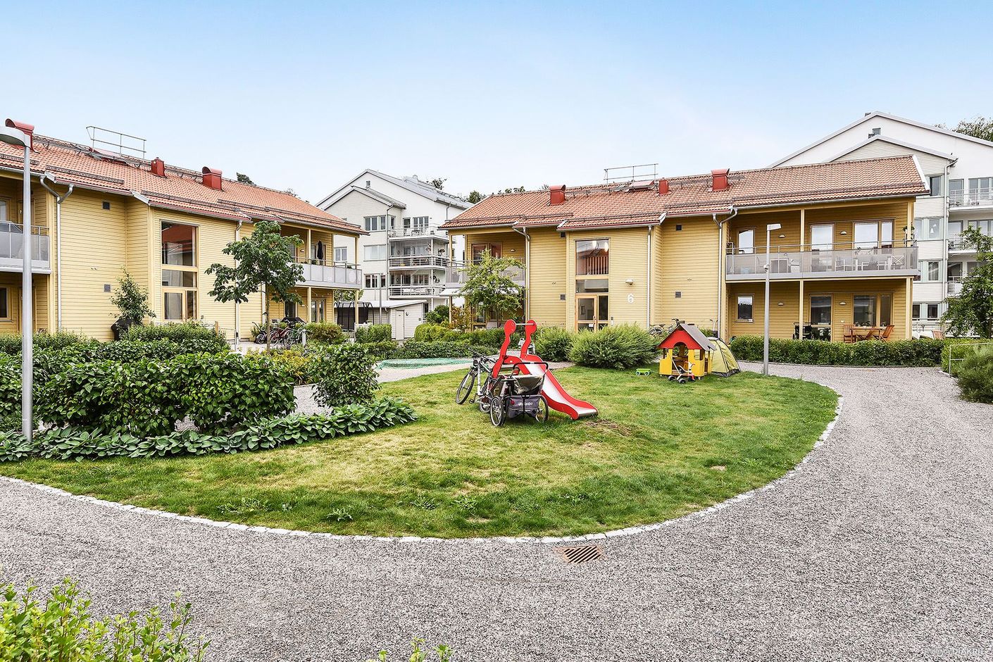 Fin innergård med plats för lek och spring