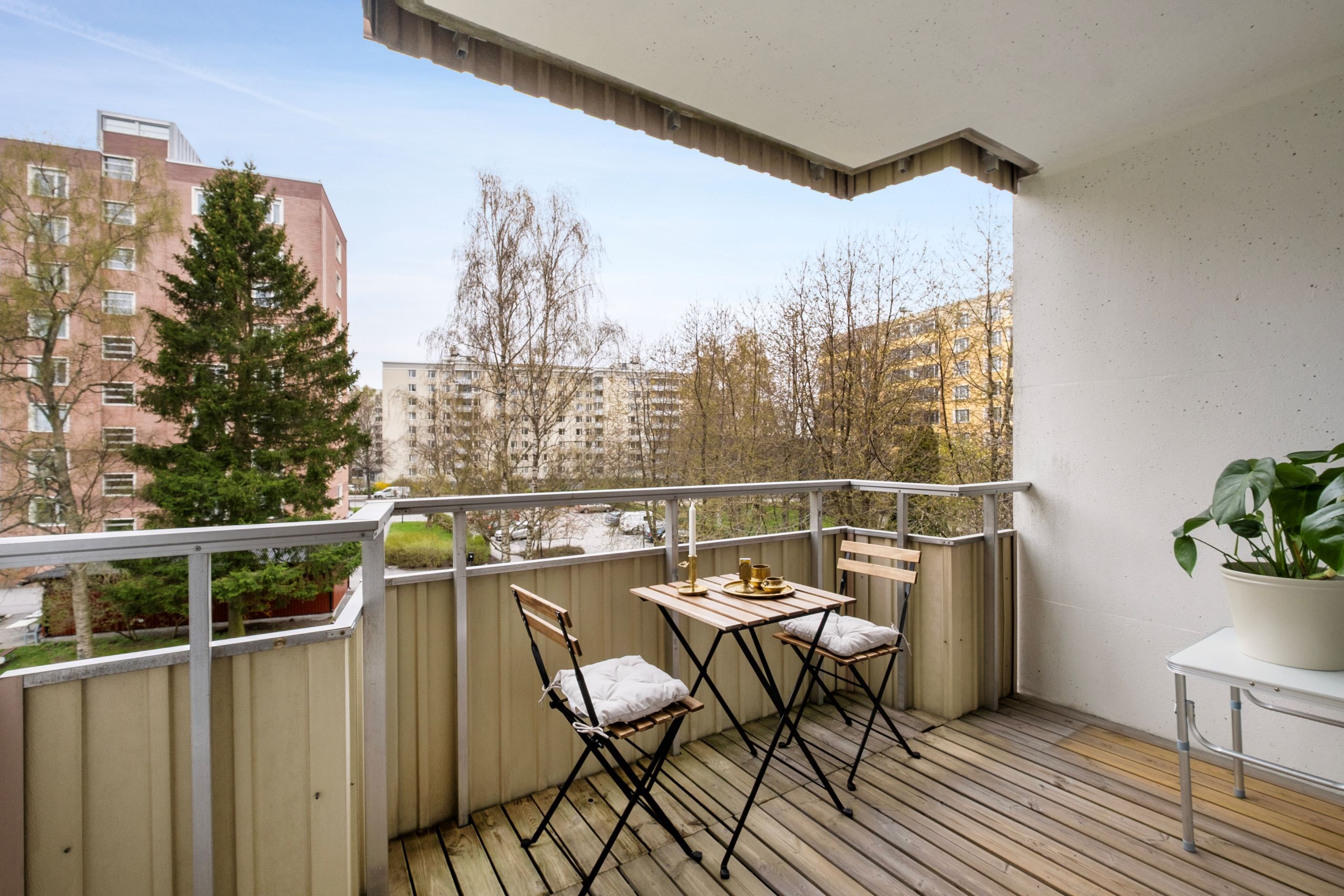 Stor och trivsam balkong med eftermiddag- och kvällssol