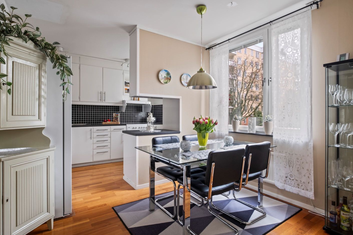 Ljust och rymligt kök med gott om plats för matgrupp