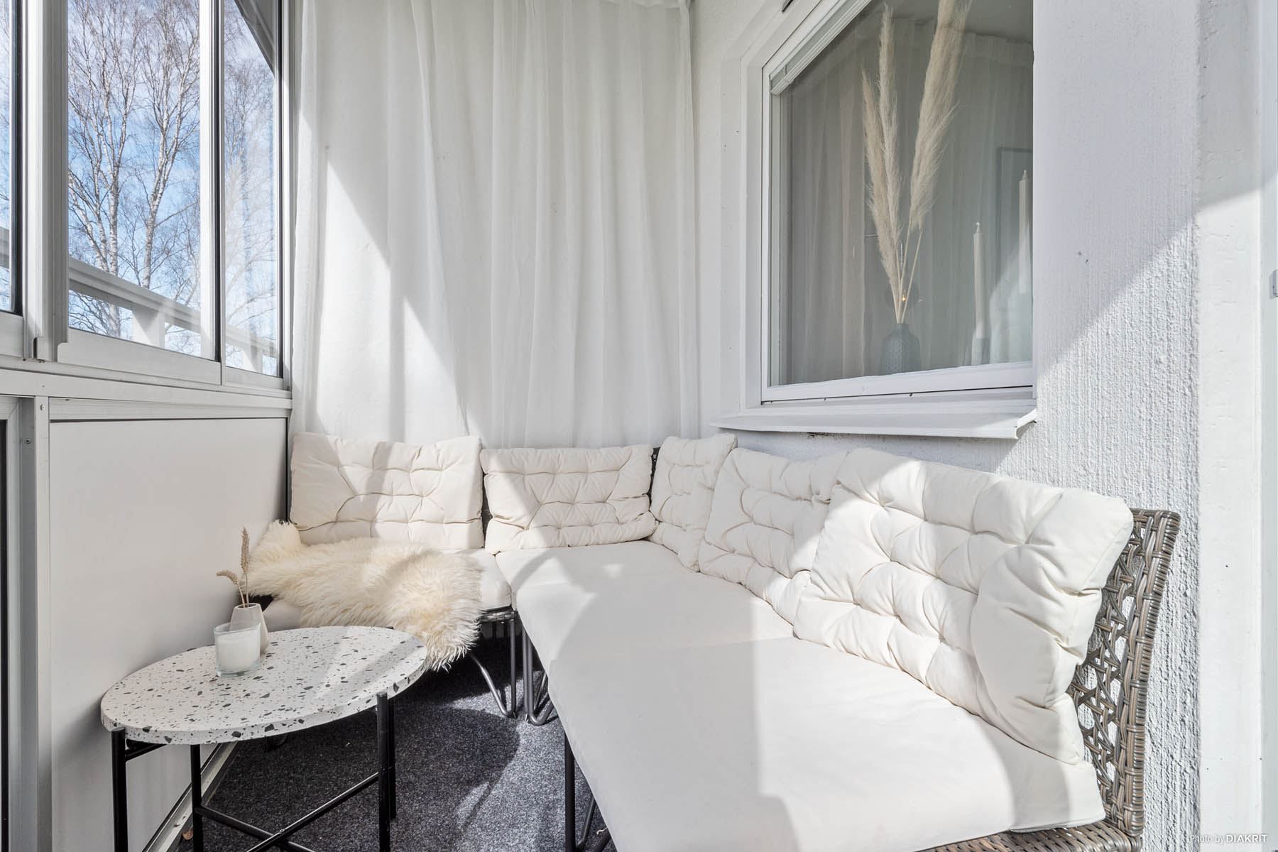 Balkong med loungekänsla och utsikt mot de rogivande omgivningarna!