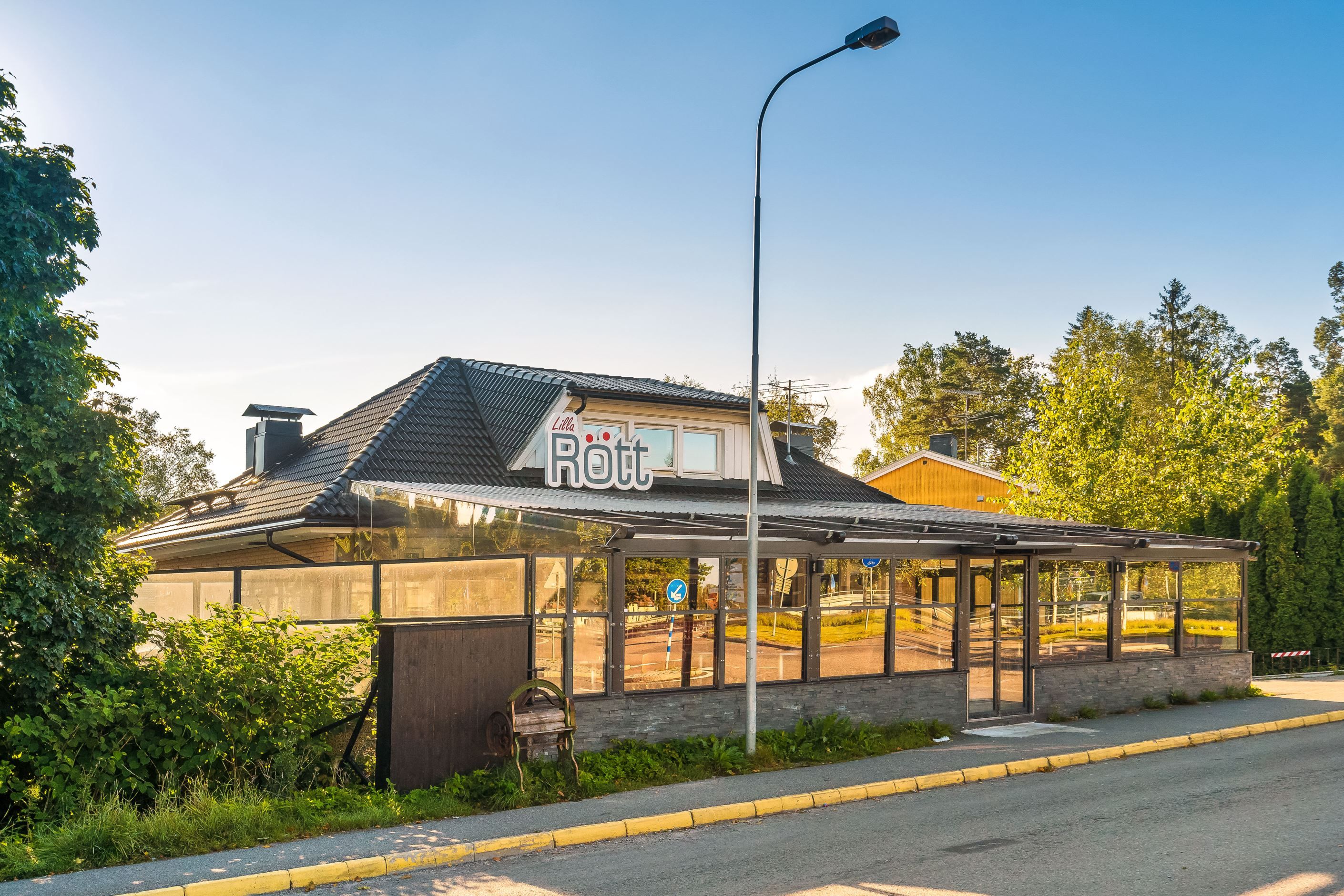 Lilla Rött vid Trollbäckens centrum/alléplan