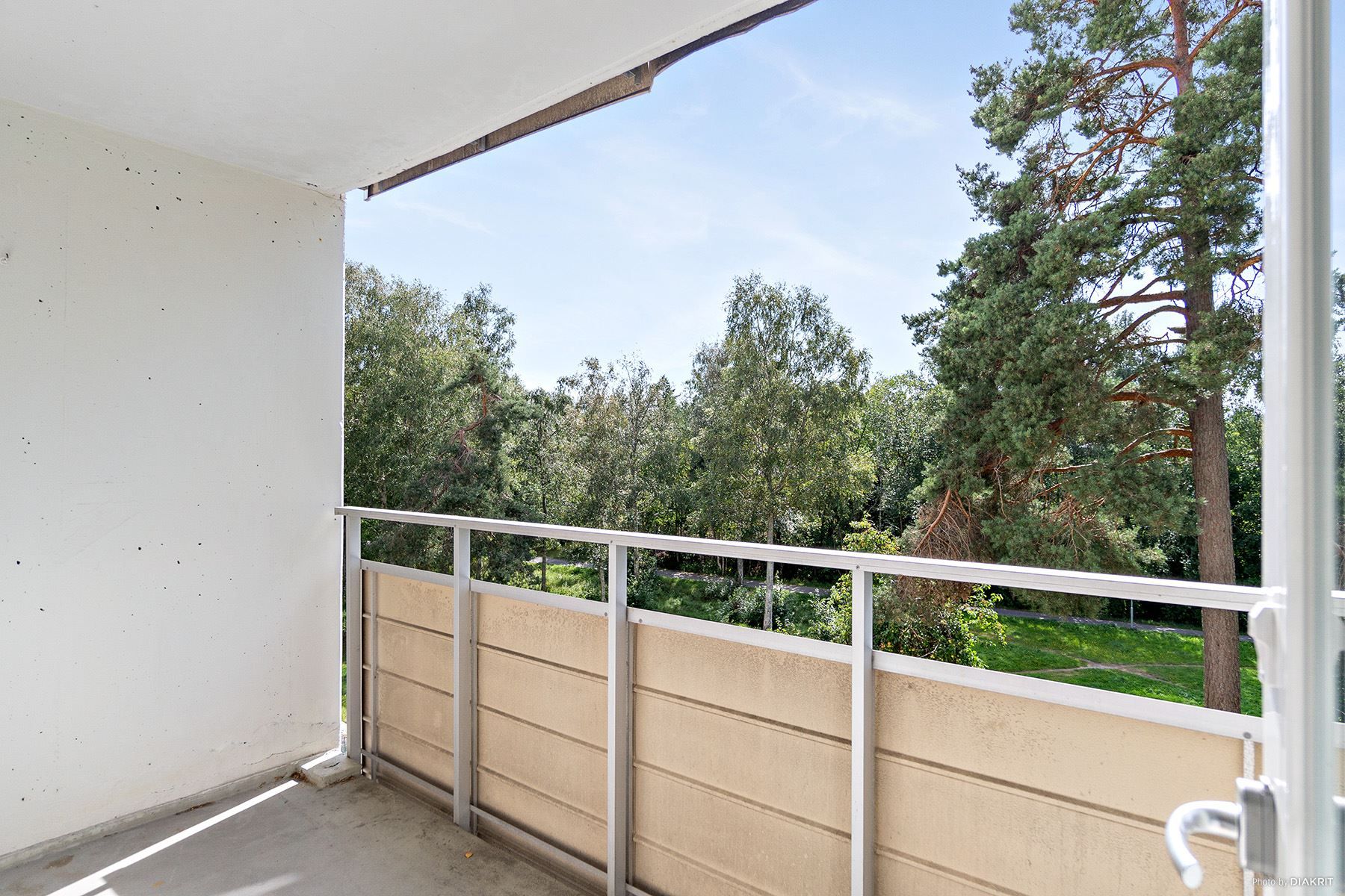 Balkong i insynsfritt söderläge