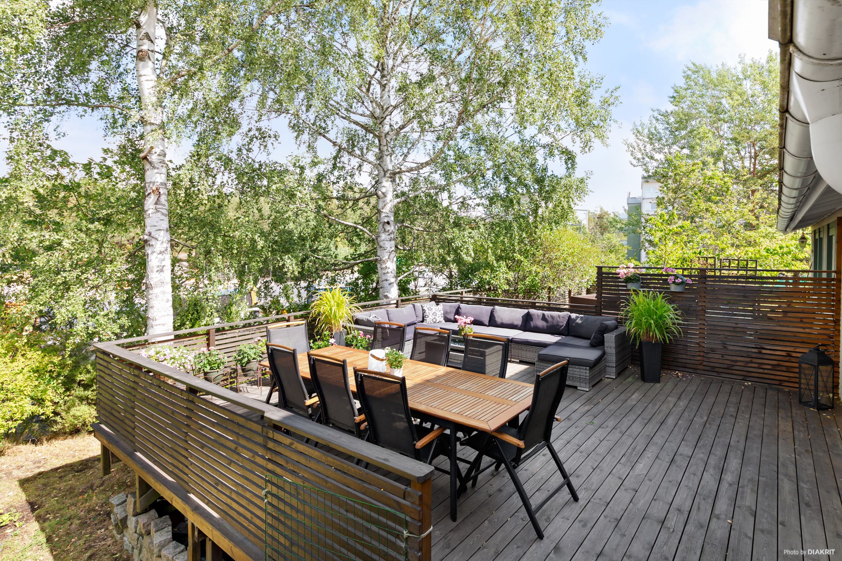 Stor uteplats med både morgon och kvällssol på baksida av huset